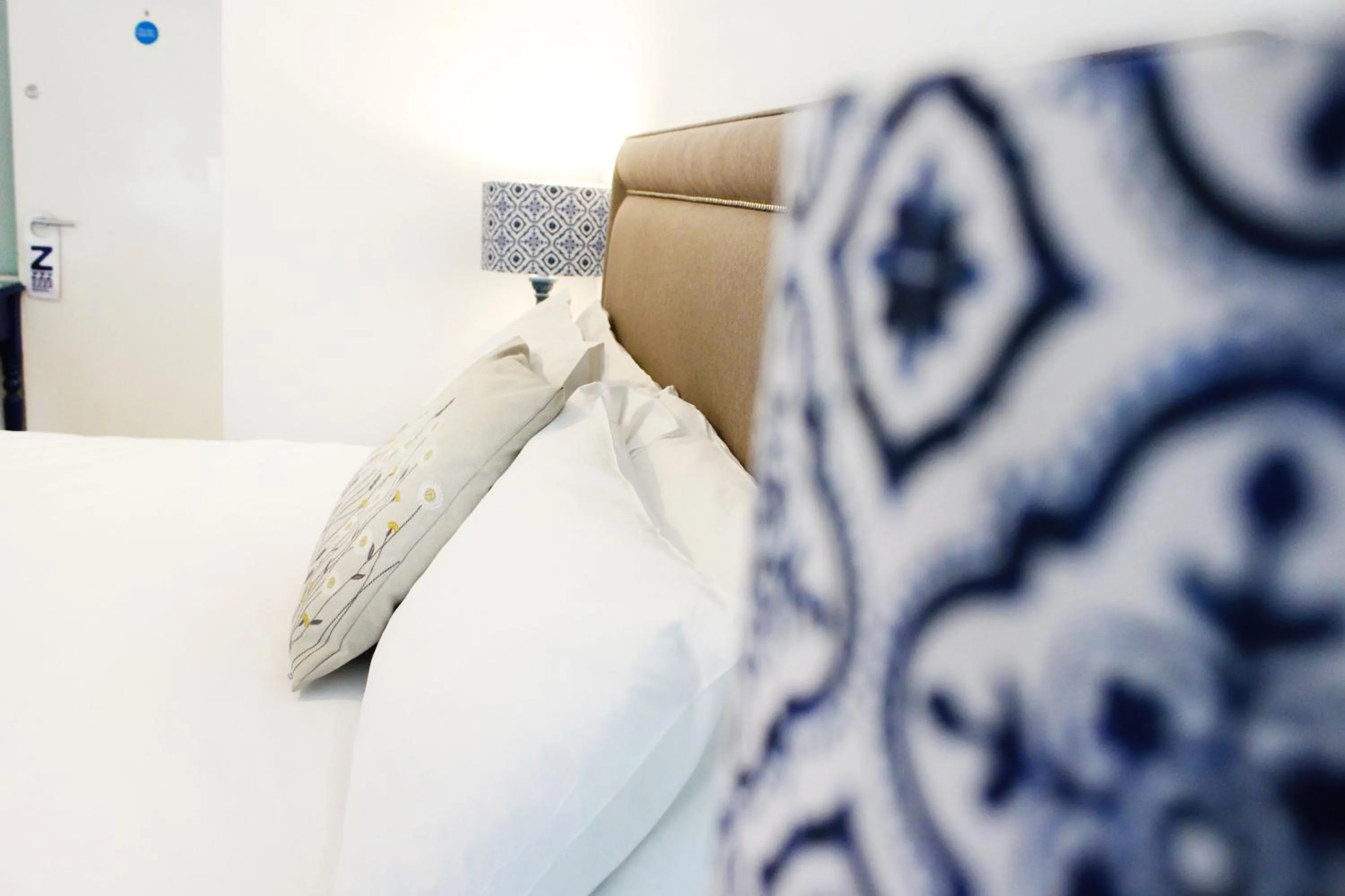 Bed in Guestling Hall Hotel