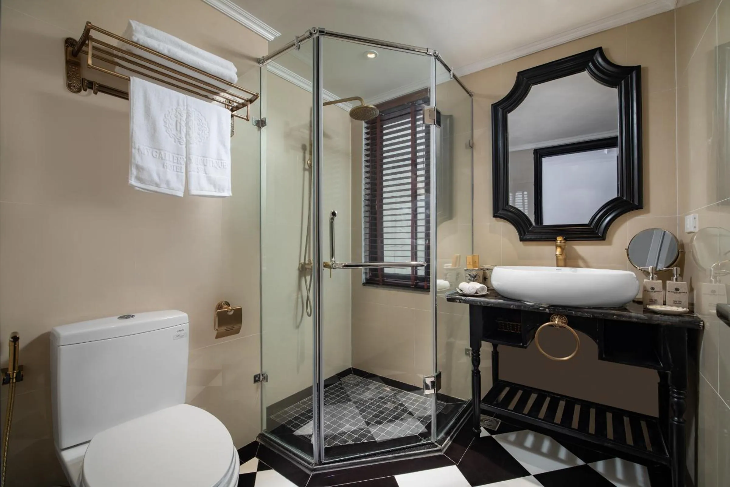 Shower in My Gallery Boutique Hotel & Spa