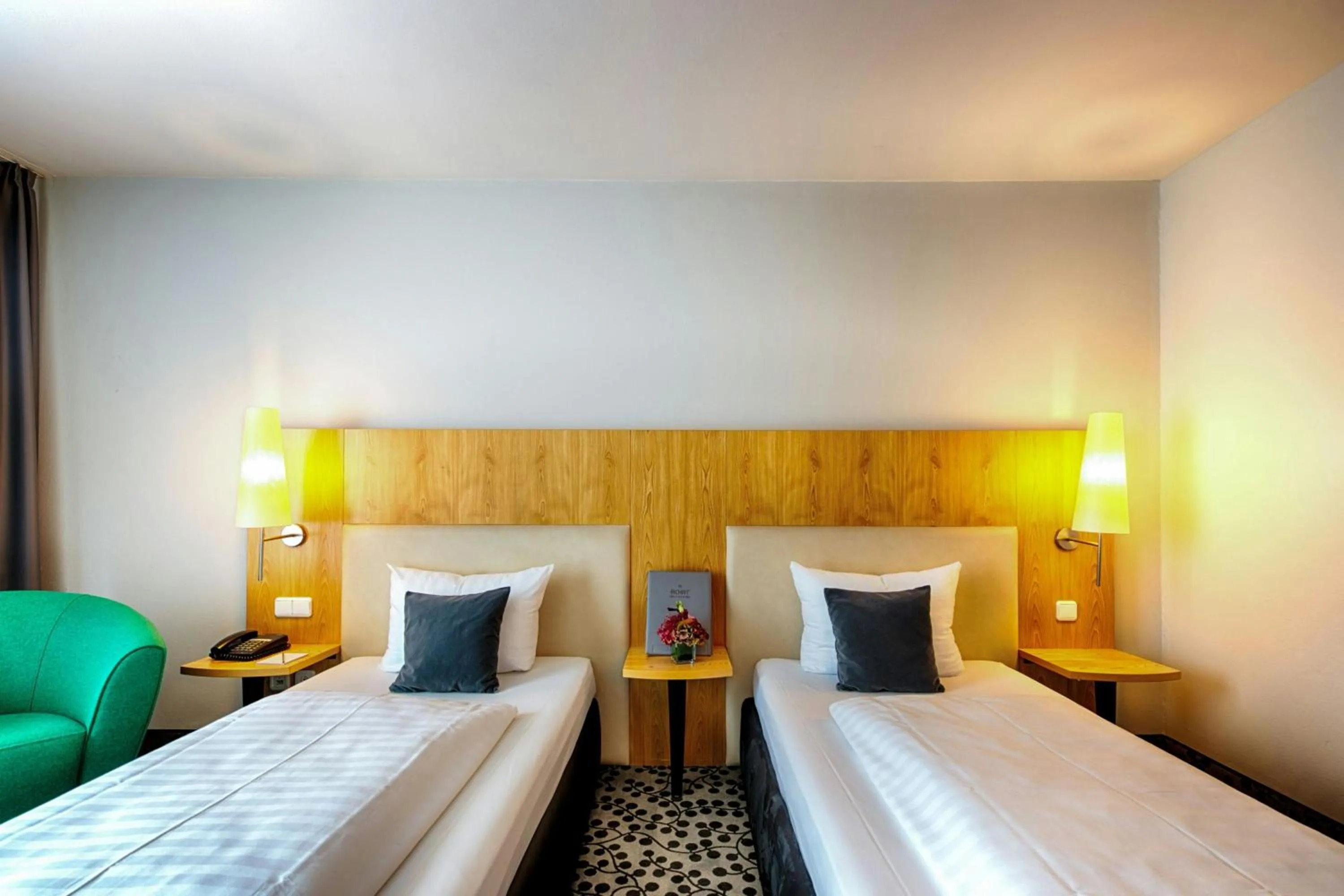 Photo of the whole room, Bed in Four Points by Sheraton Offenbach Plaza