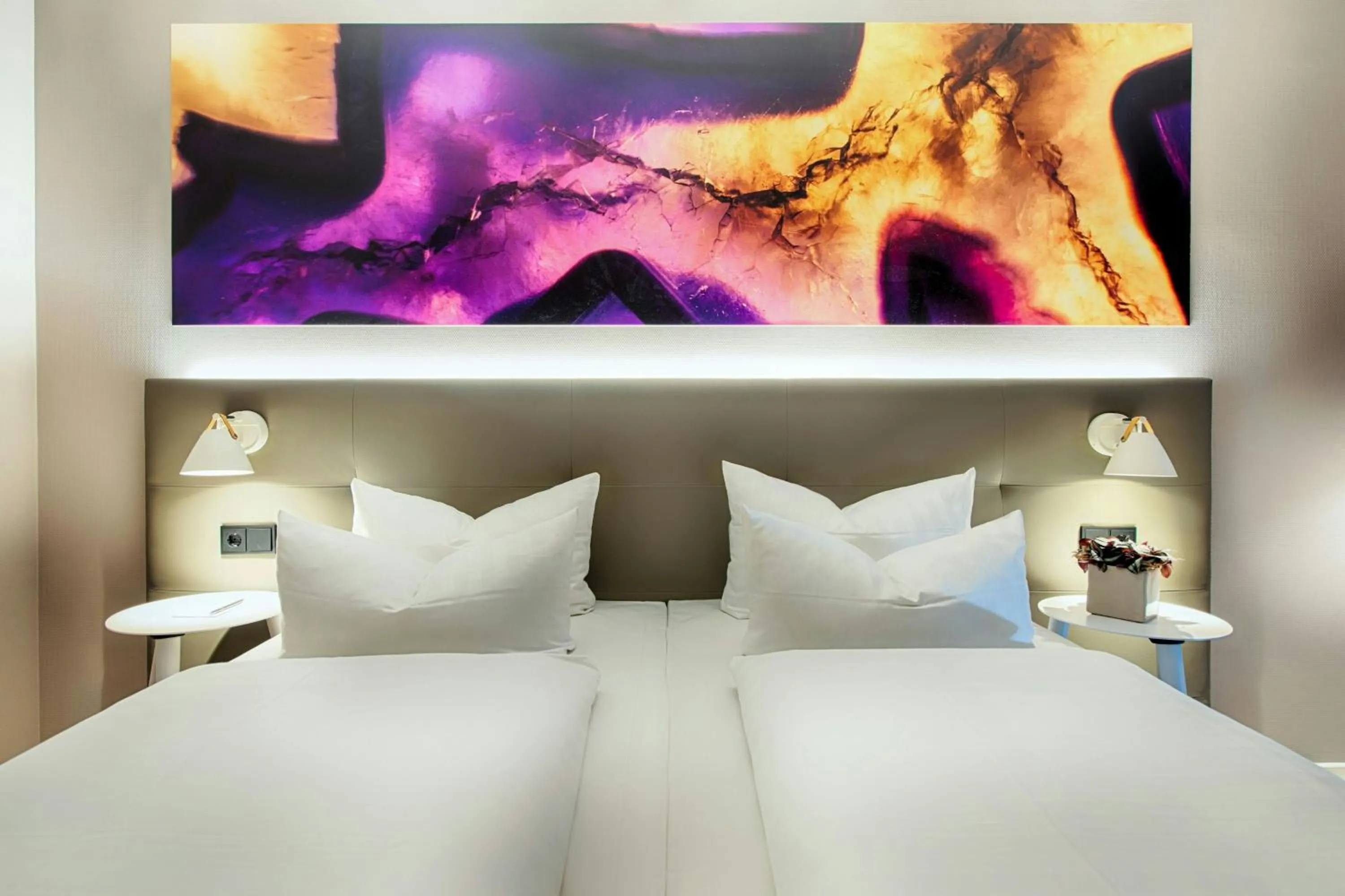 Photo of the whole room, Bed in Four Points by Sheraton Offenbach Plaza