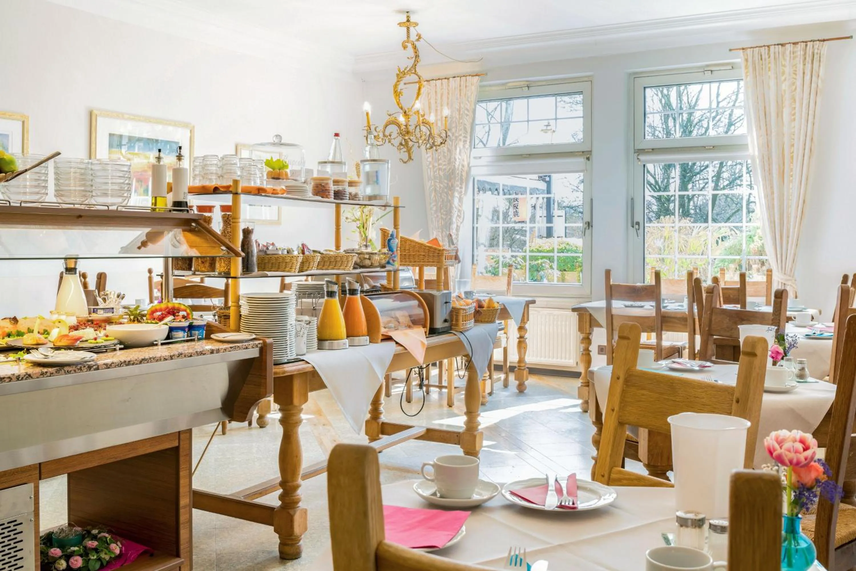 Restaurant/places to eat in Airport Fashion Hotel