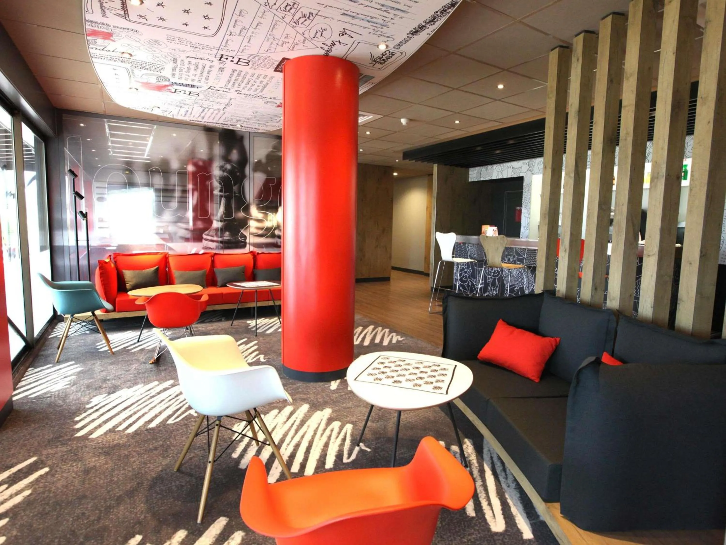 Lounge or bar in ibis Aurillac