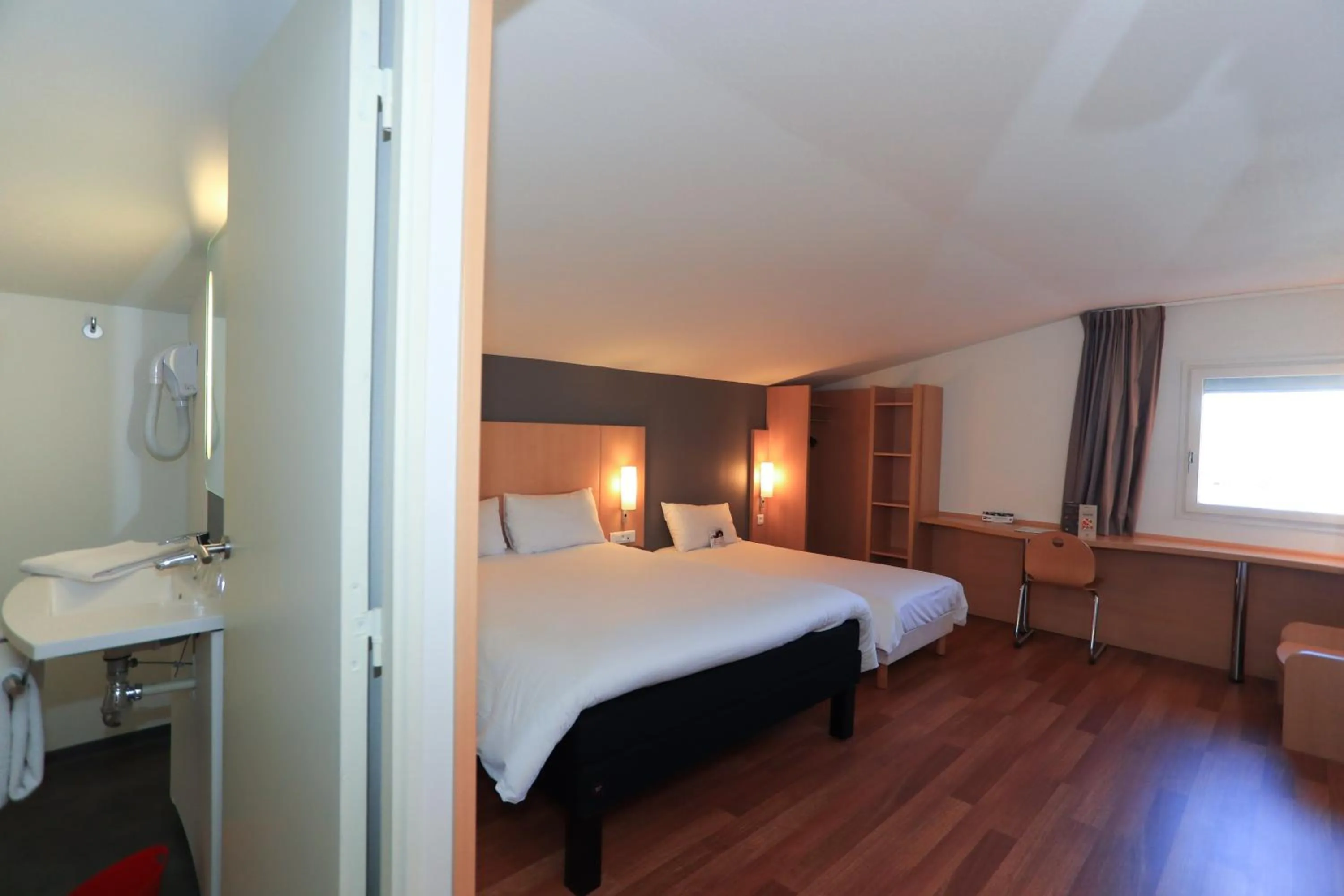 Photo of the whole room, Bed in ibis Aurillac