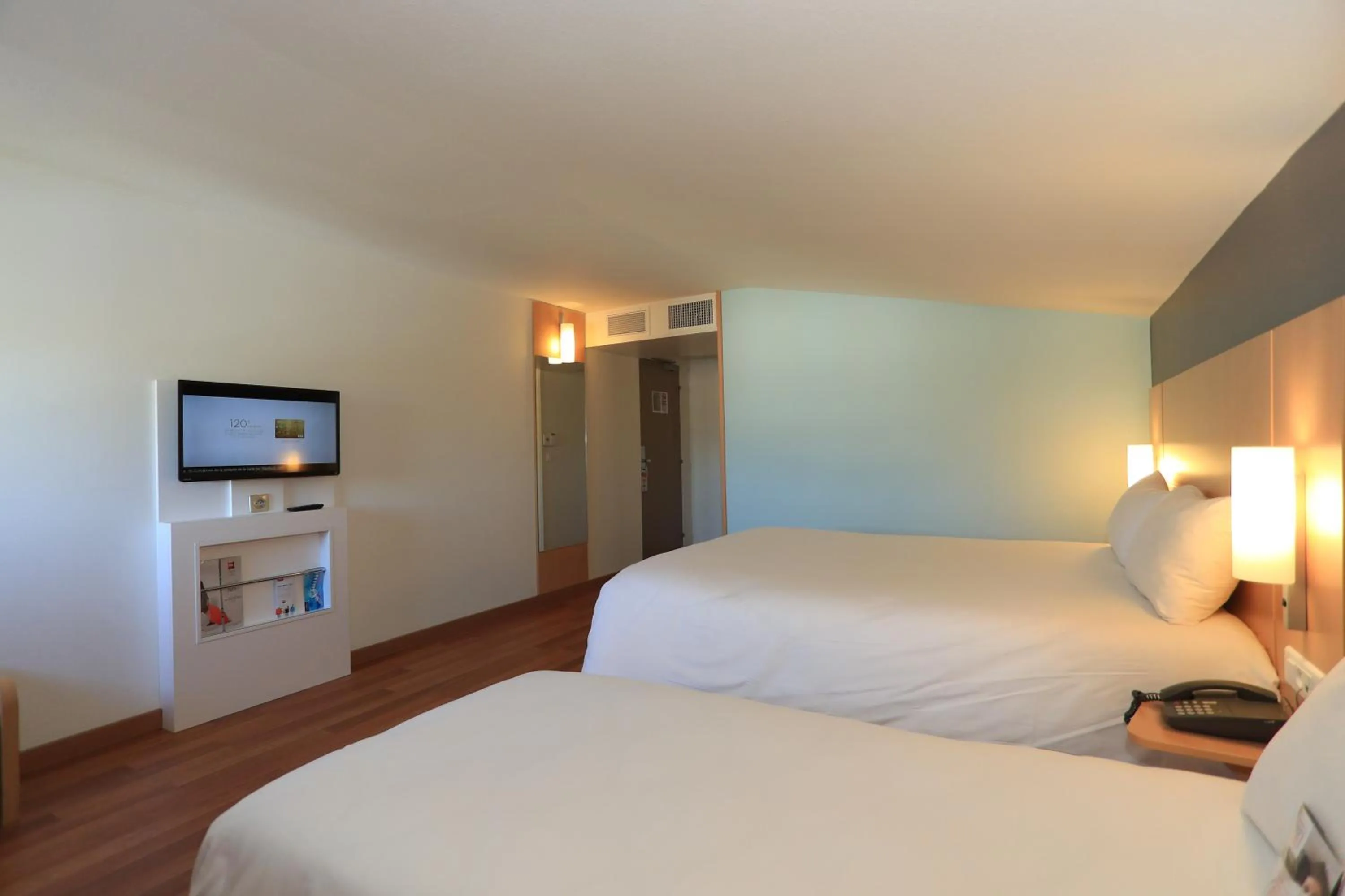 Photo of the whole room, Bed in ibis Aurillac