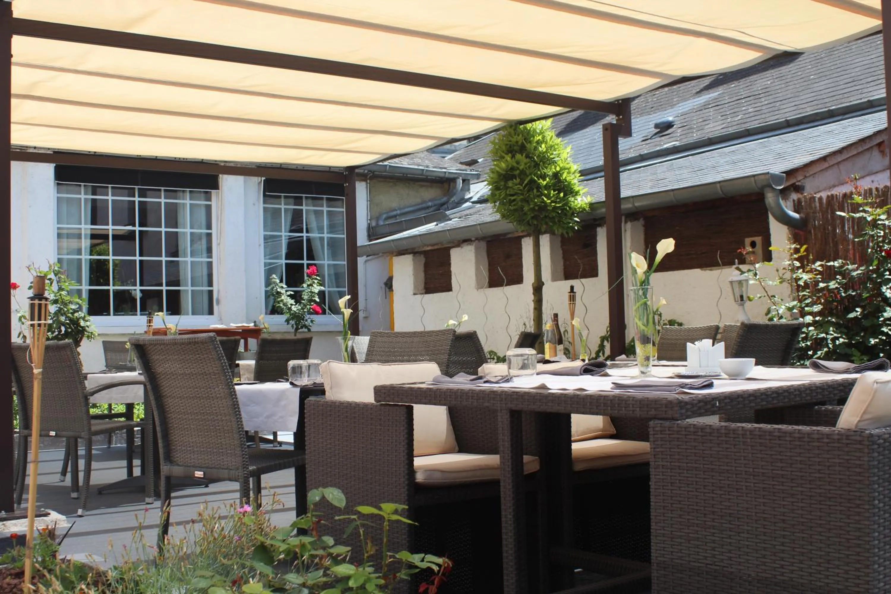 Patio in Logis Hôtels Restaurant Les 3 Rois