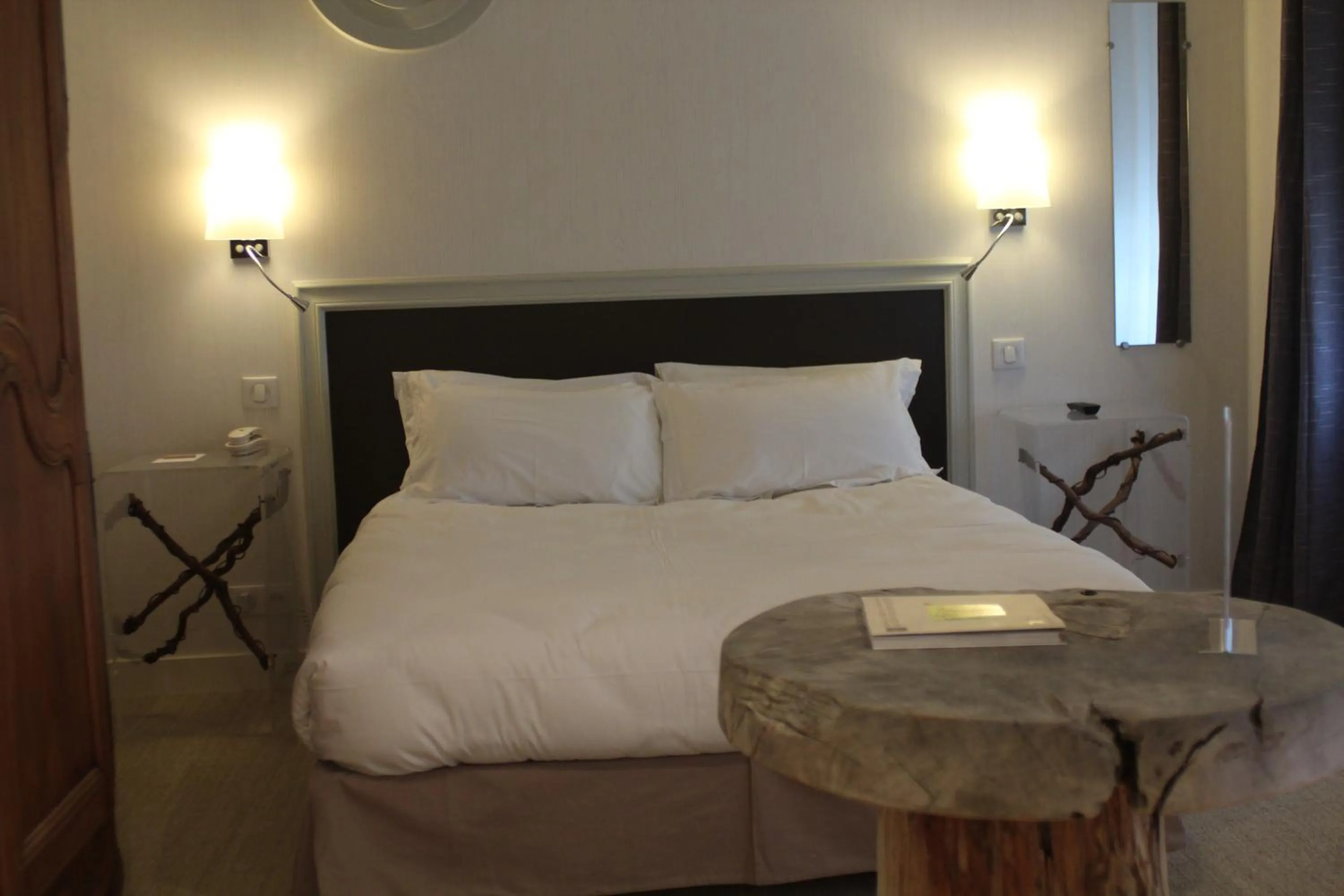 Bed in Logis Hôtels Restaurant Les 3 Rois