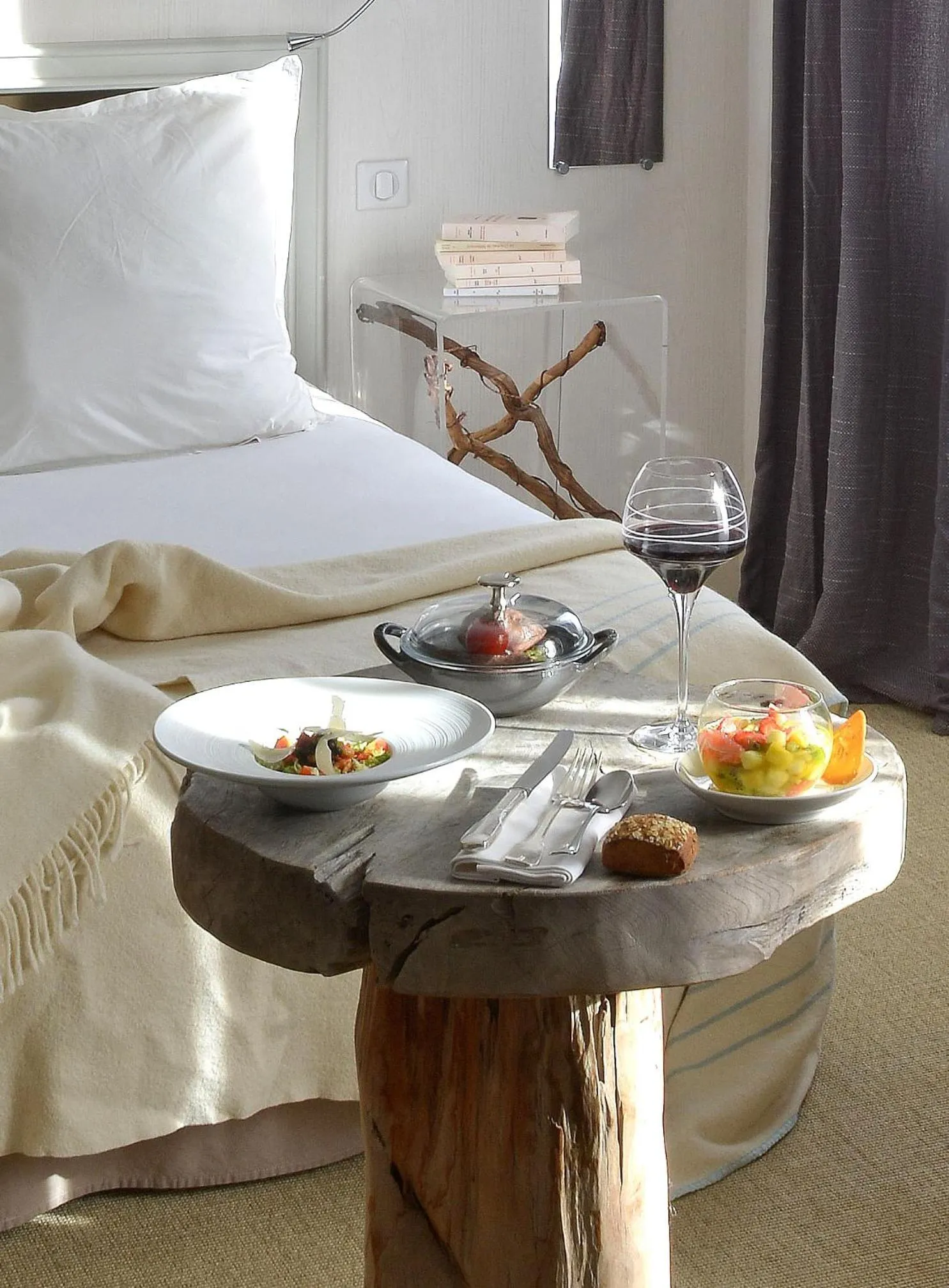 Bed in Logis Hôtels Restaurant Les 3 Rois