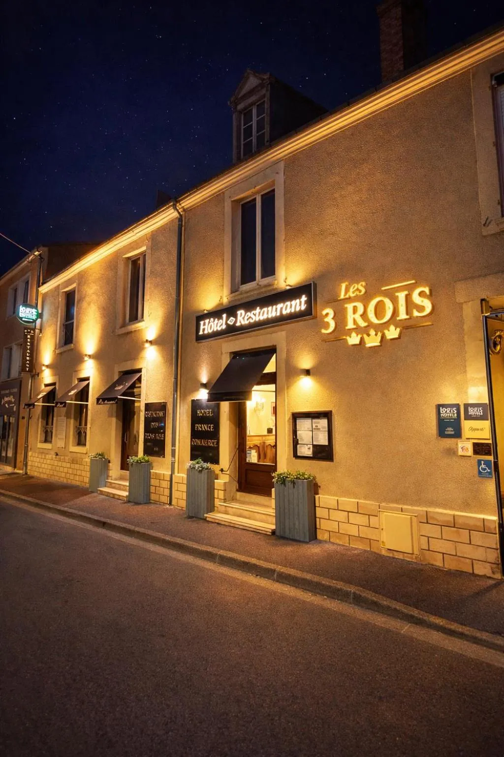 Property building in Logis Hôtels Restaurant Les 3 Rois