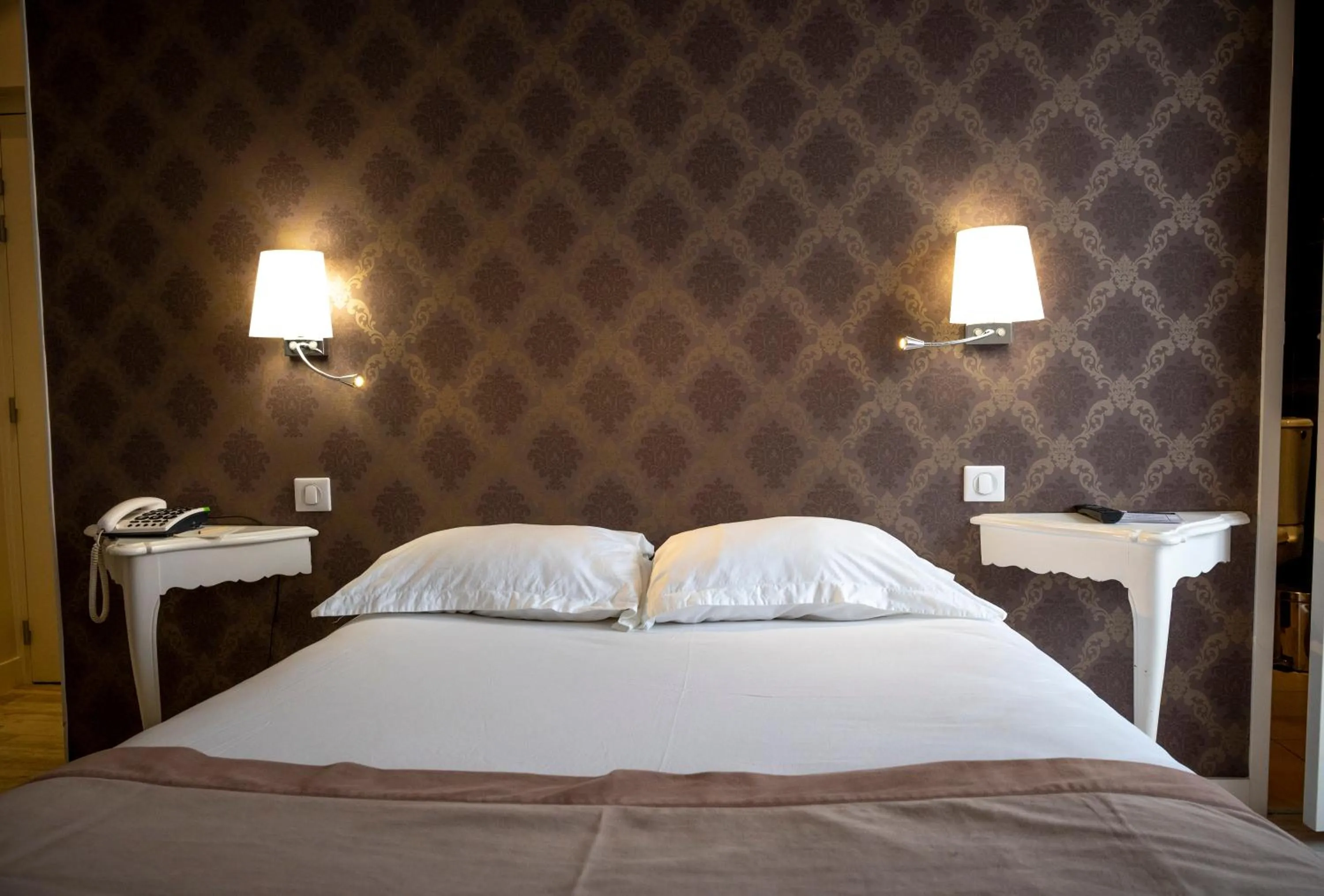 Bed in Logis Hôtels Restaurant Les 3 Rois