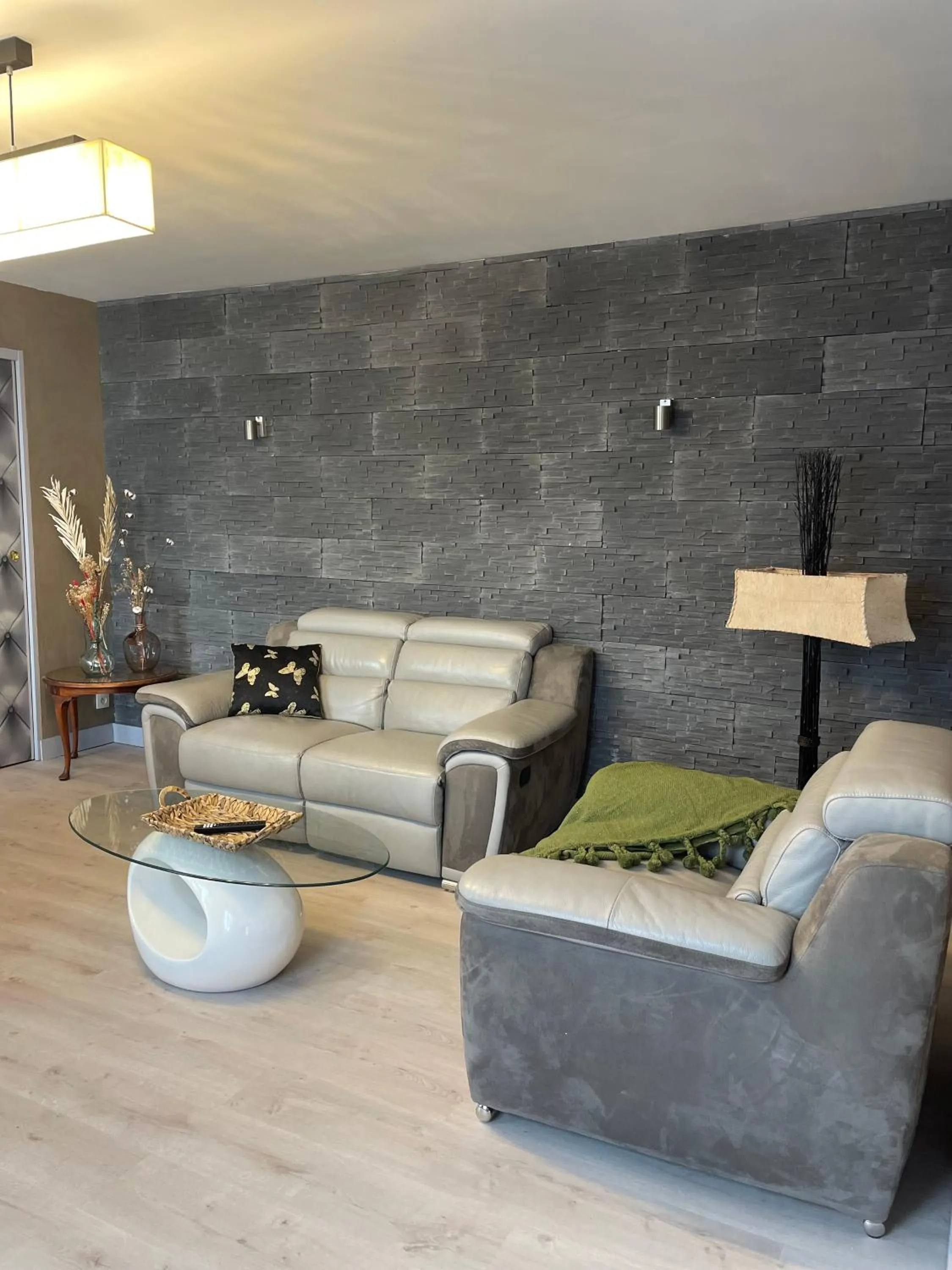 Living room in Logis Hôtels Restaurant Les 3 Rois