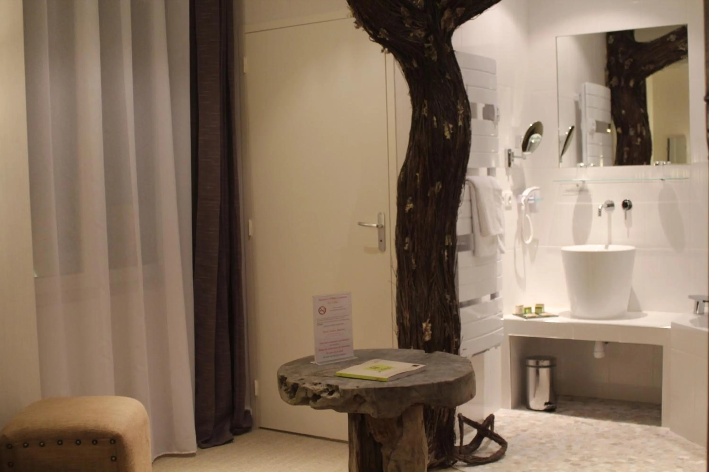 Bathroom in Logis Hôtels Restaurant Les 3 Rois