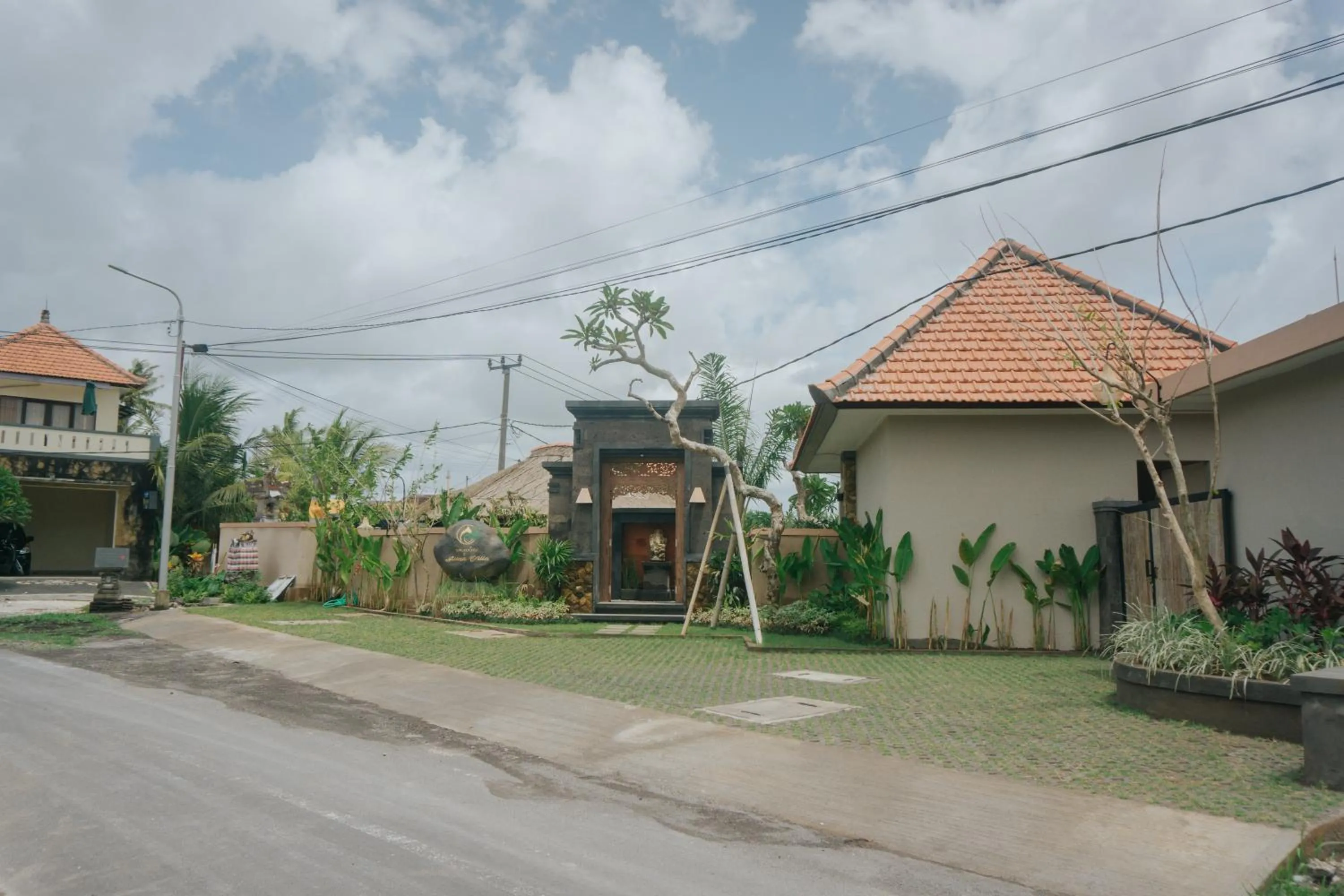 Facade/entrance in Auma Villa by Prasi