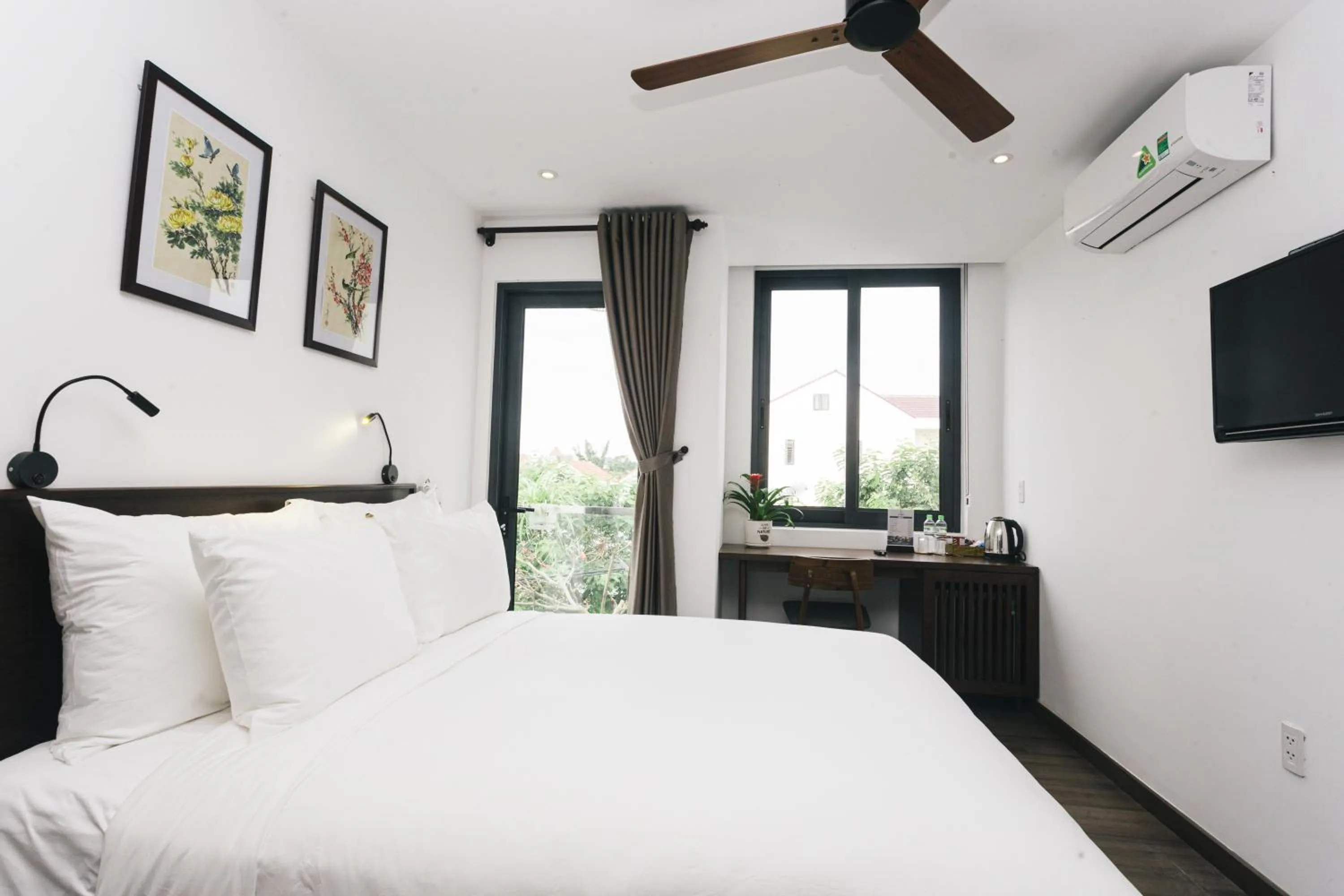 Photo of the whole room, Bed in Le Petit Villa Hoi An