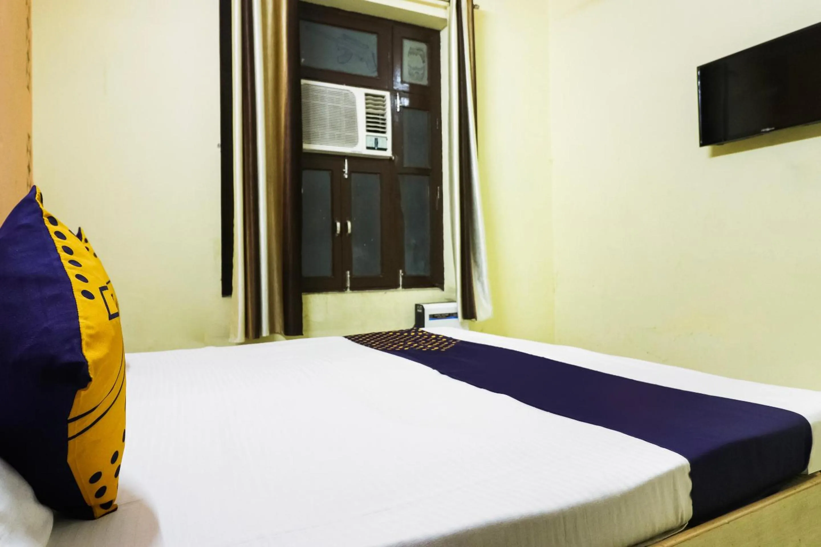 Bedroom in SPOT ON 67868 Hotel Gourav Regency