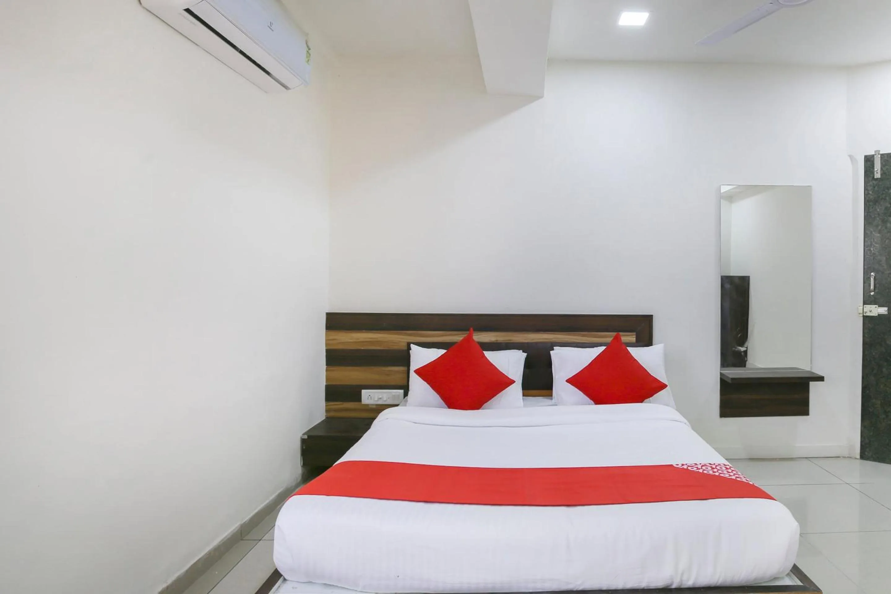 Bedroom, Bed in Hotel O Shiv Kunj