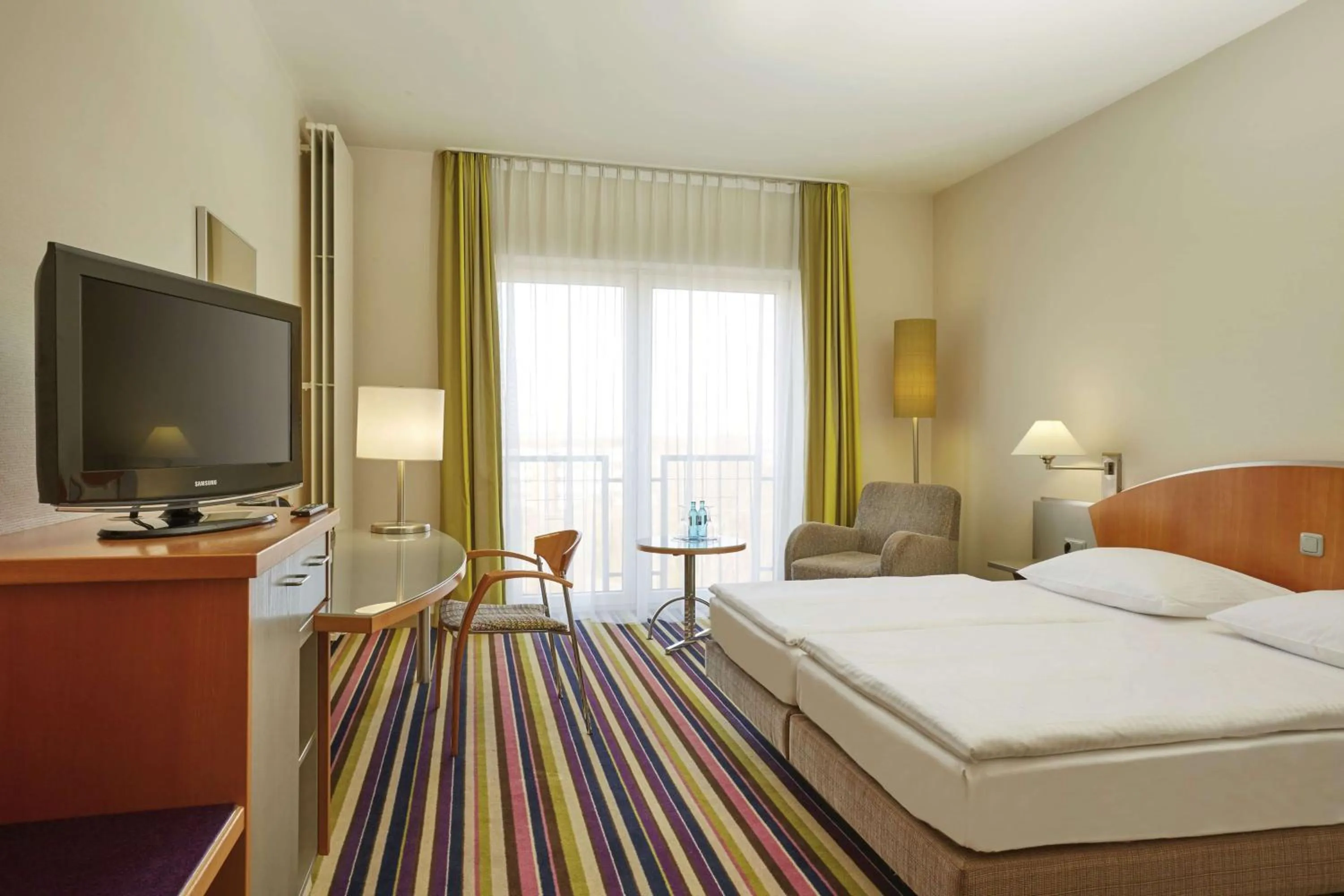 Photo of the whole room, Bed in H+ Hotel Köln Hürth