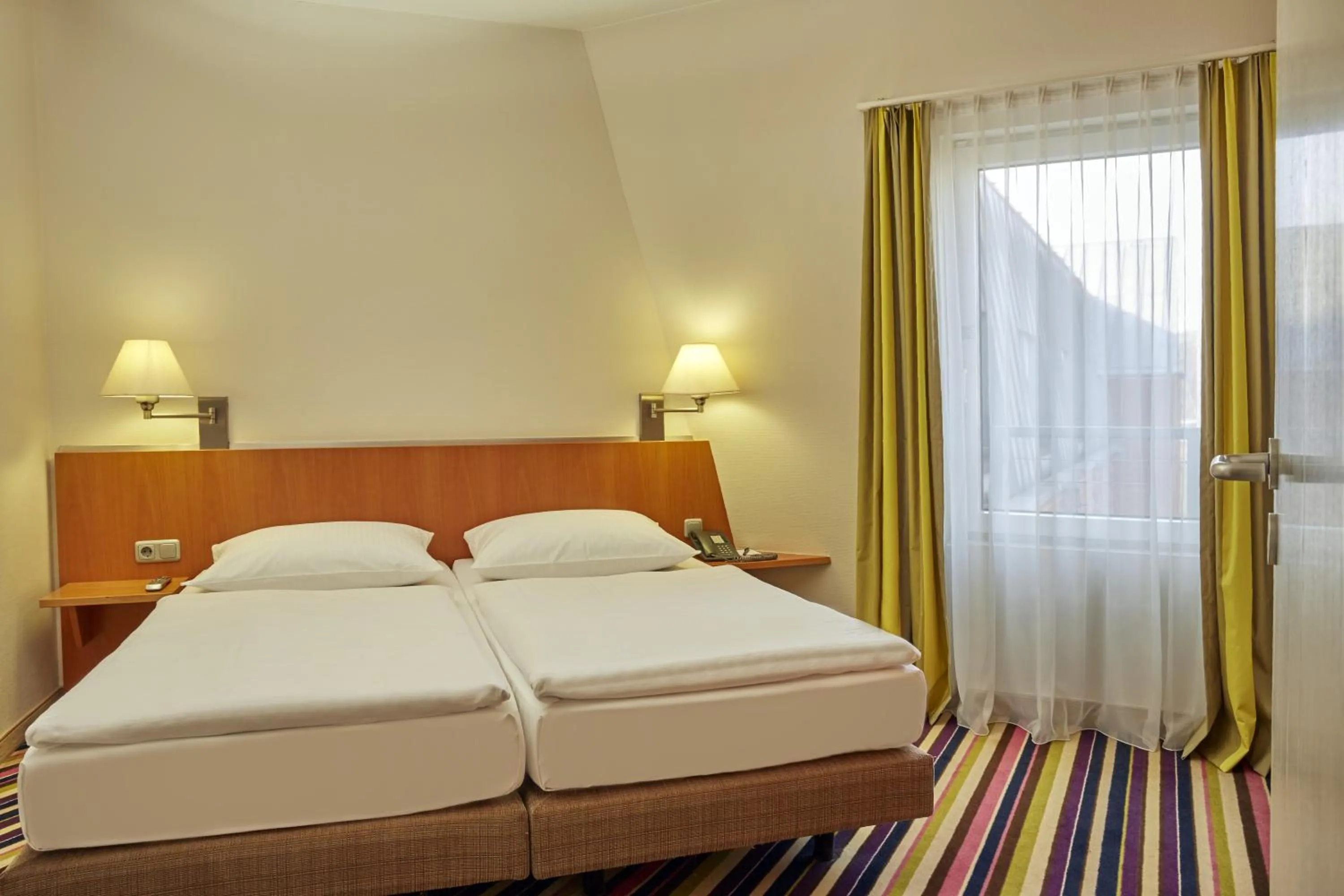 Bedroom, Bed in H+ Hotel Köln Hürth