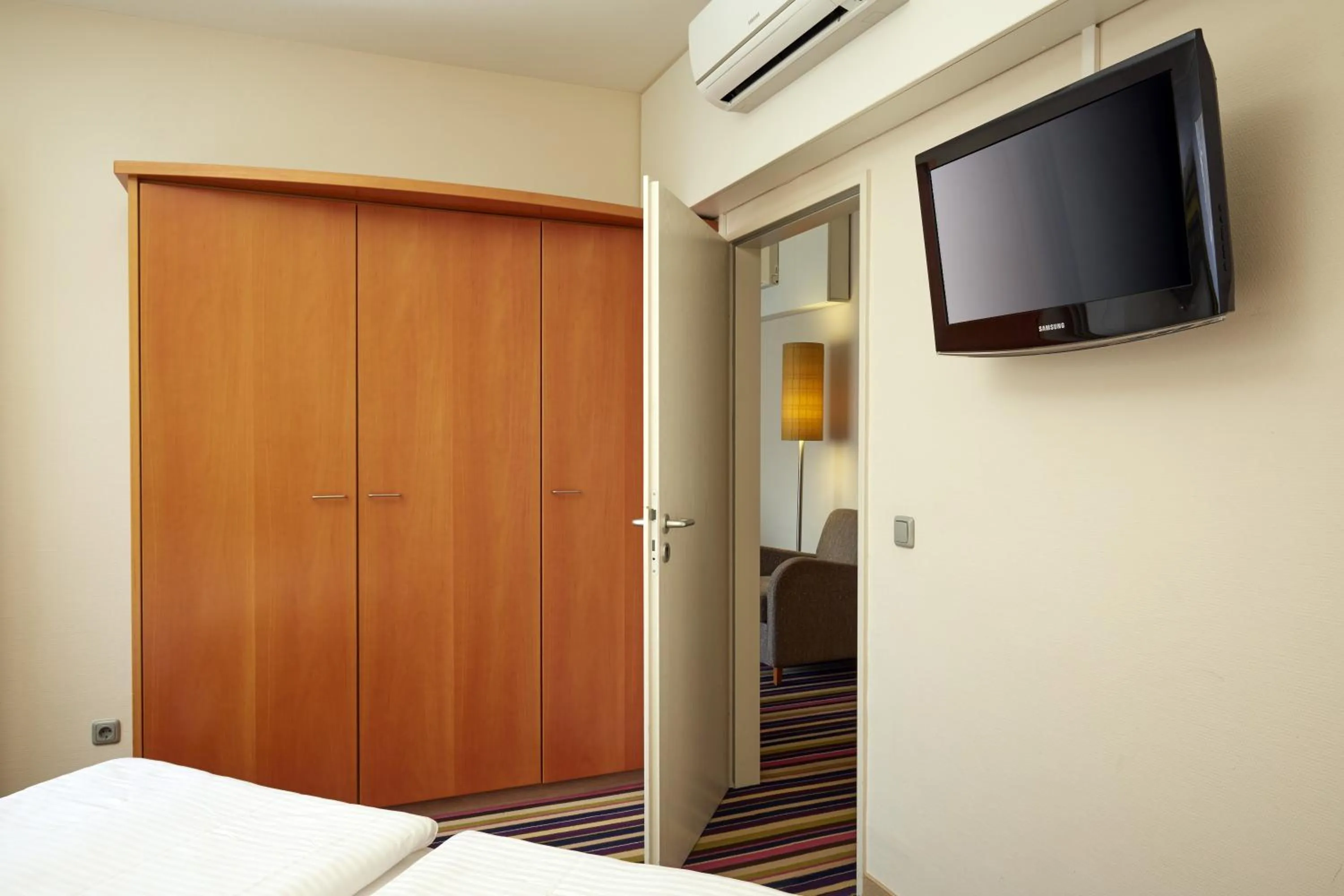 Bedroom, Bed in H+ Hotel Köln Hürth