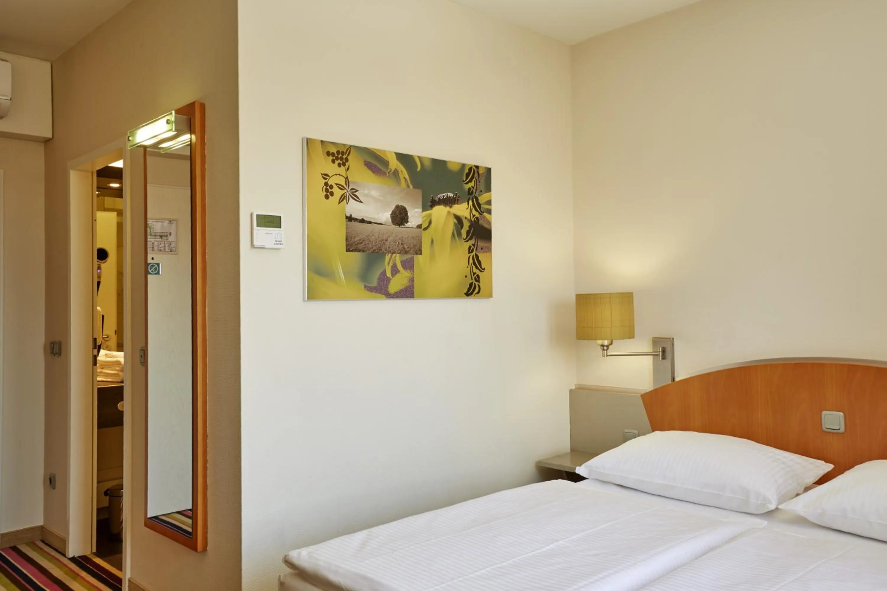 Bedroom, Bed in H+ Hotel Köln Hürth