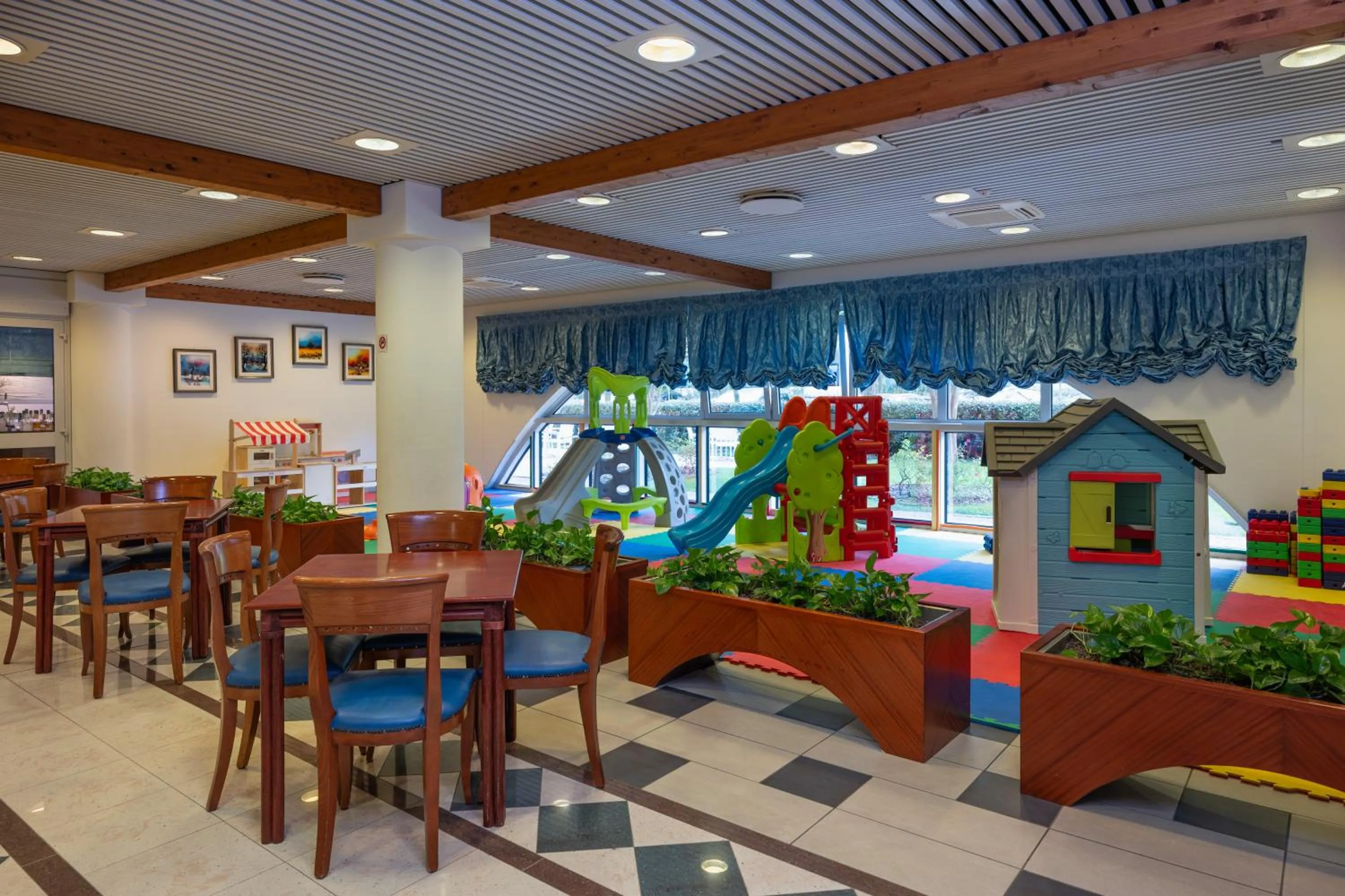 Communal lounge/ TV room in Aparthotel Holiday