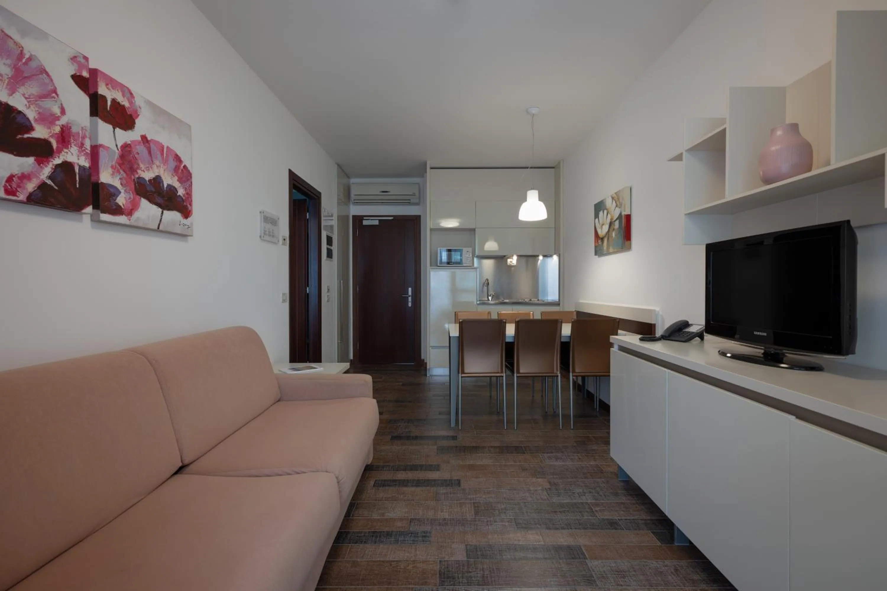 TV and multimedia in Aparthotel Holiday