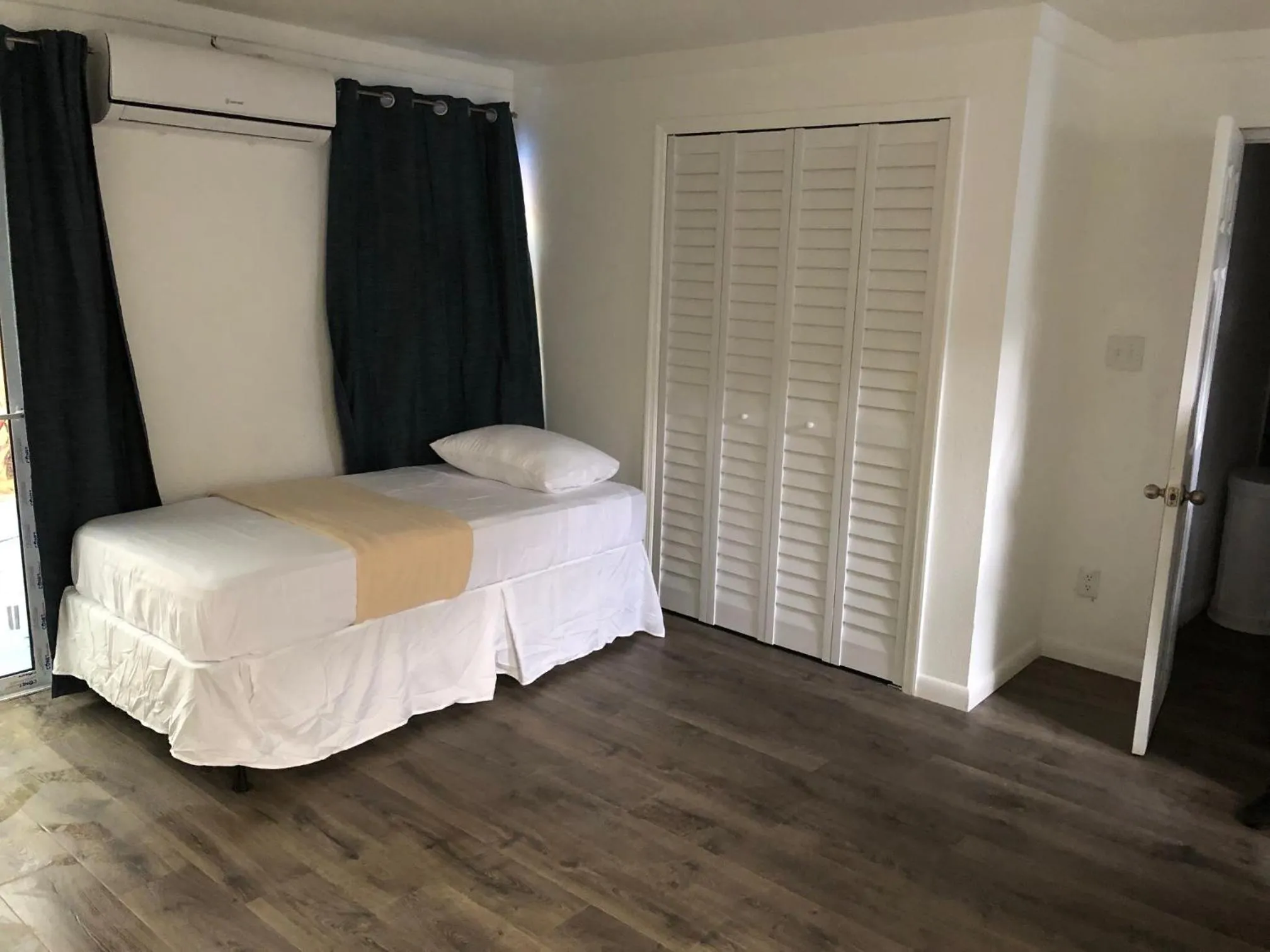 Bed in The Sunset Cove and Rainbow Room