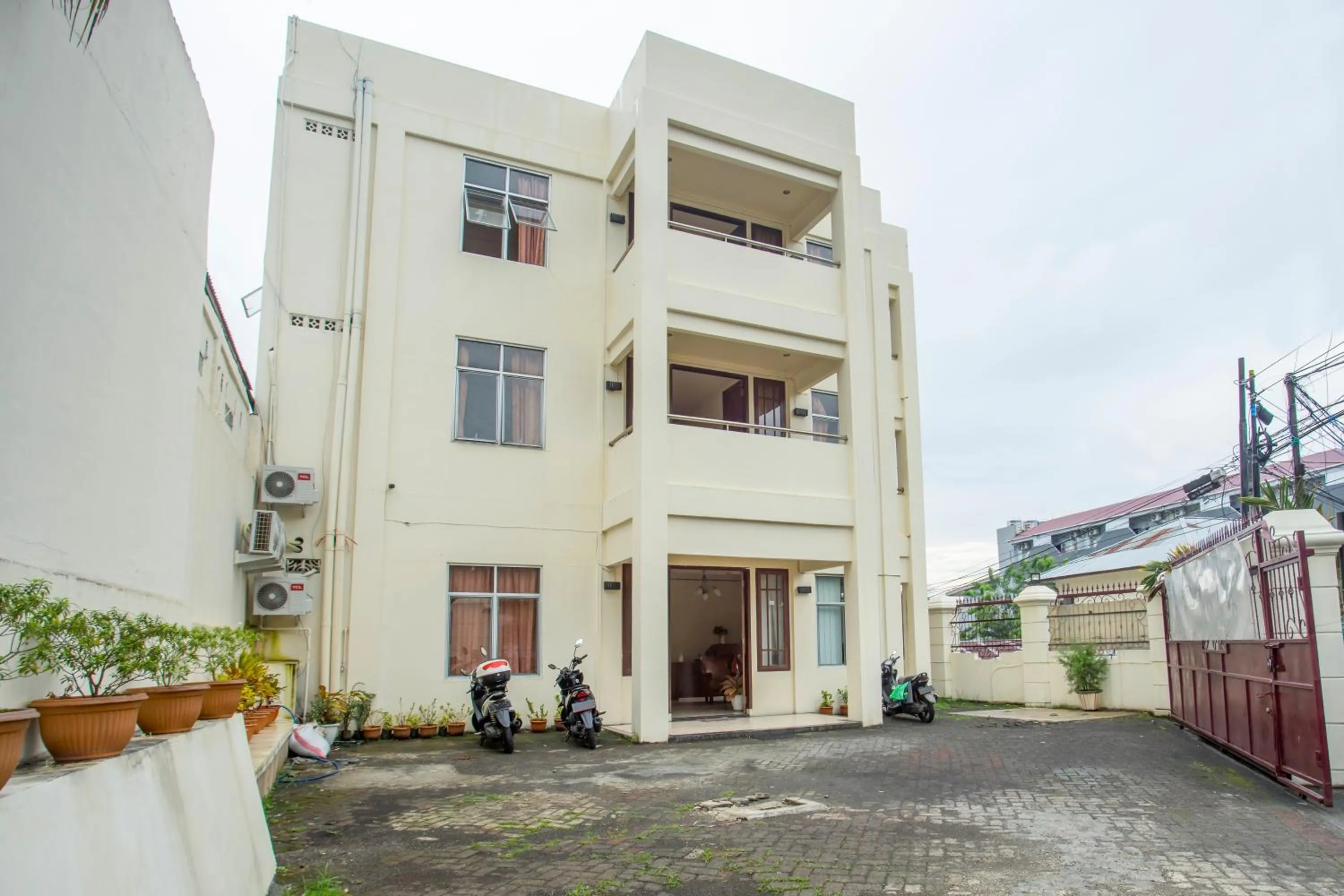 RedDoorz near Universitas Samratulangi Manado