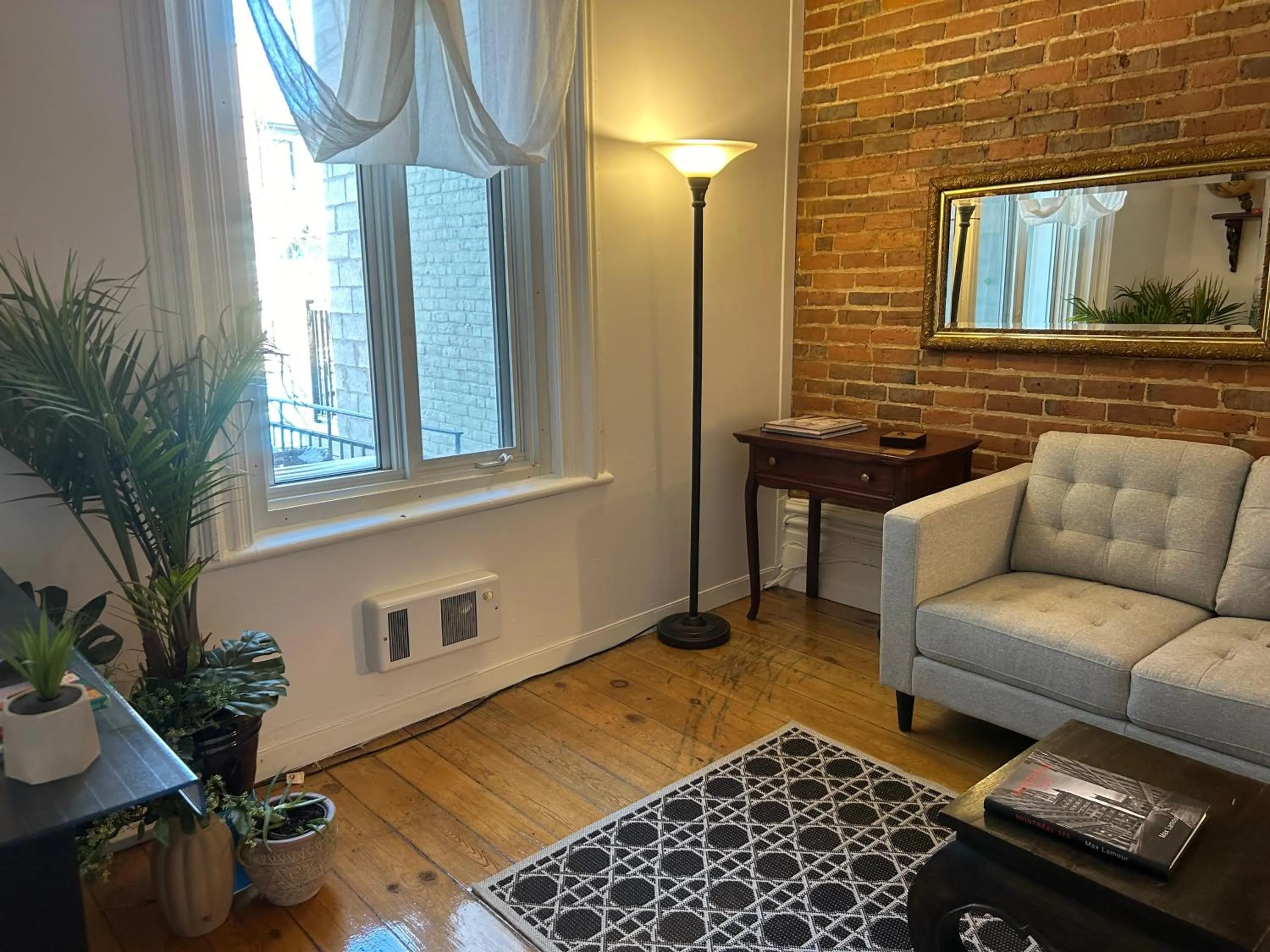 Communal lounge/ TV room in À l'Adresse du Centre-Ville