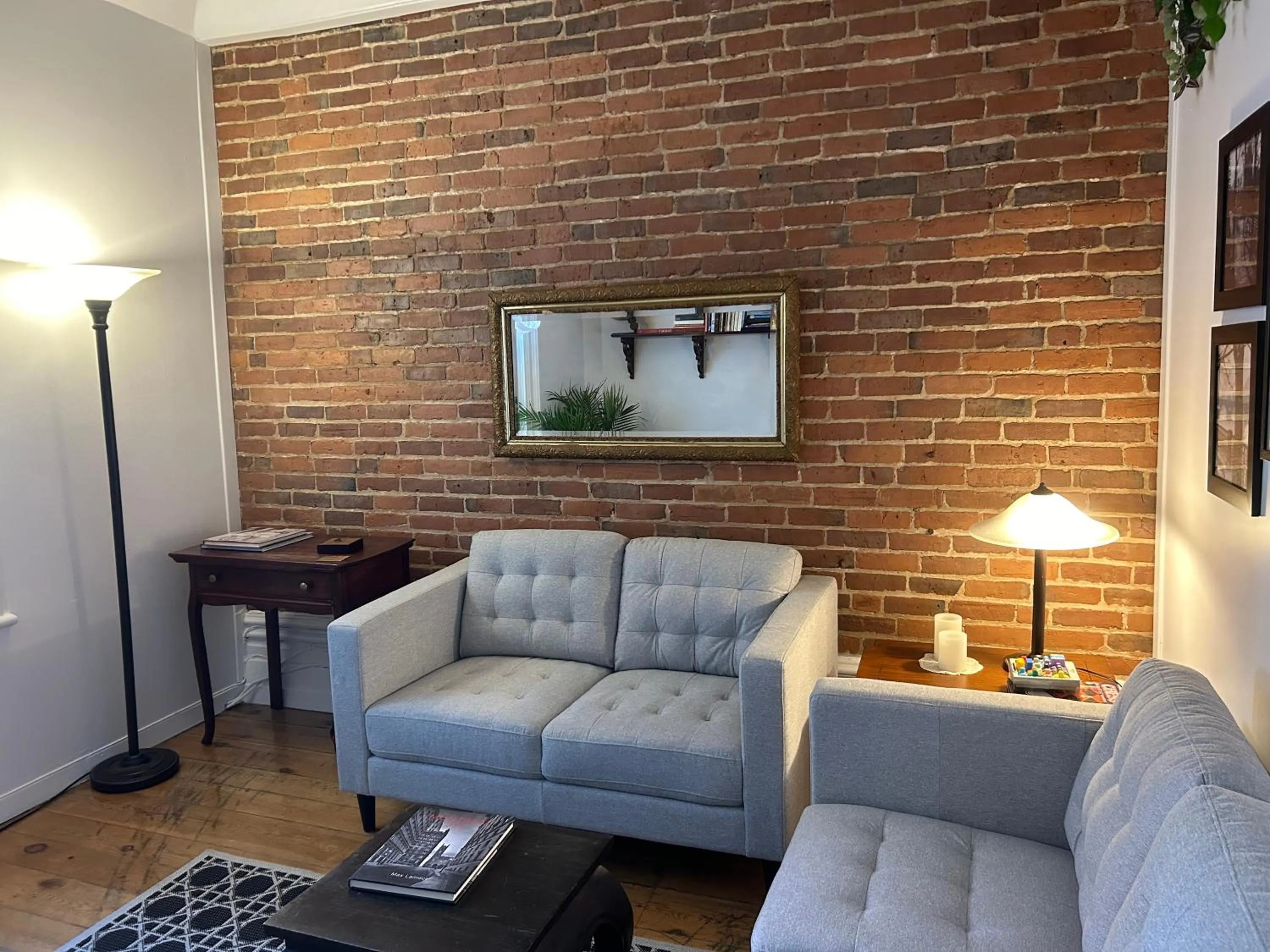 Communal lounge/ TV room in À l'Adresse du Centre-Ville