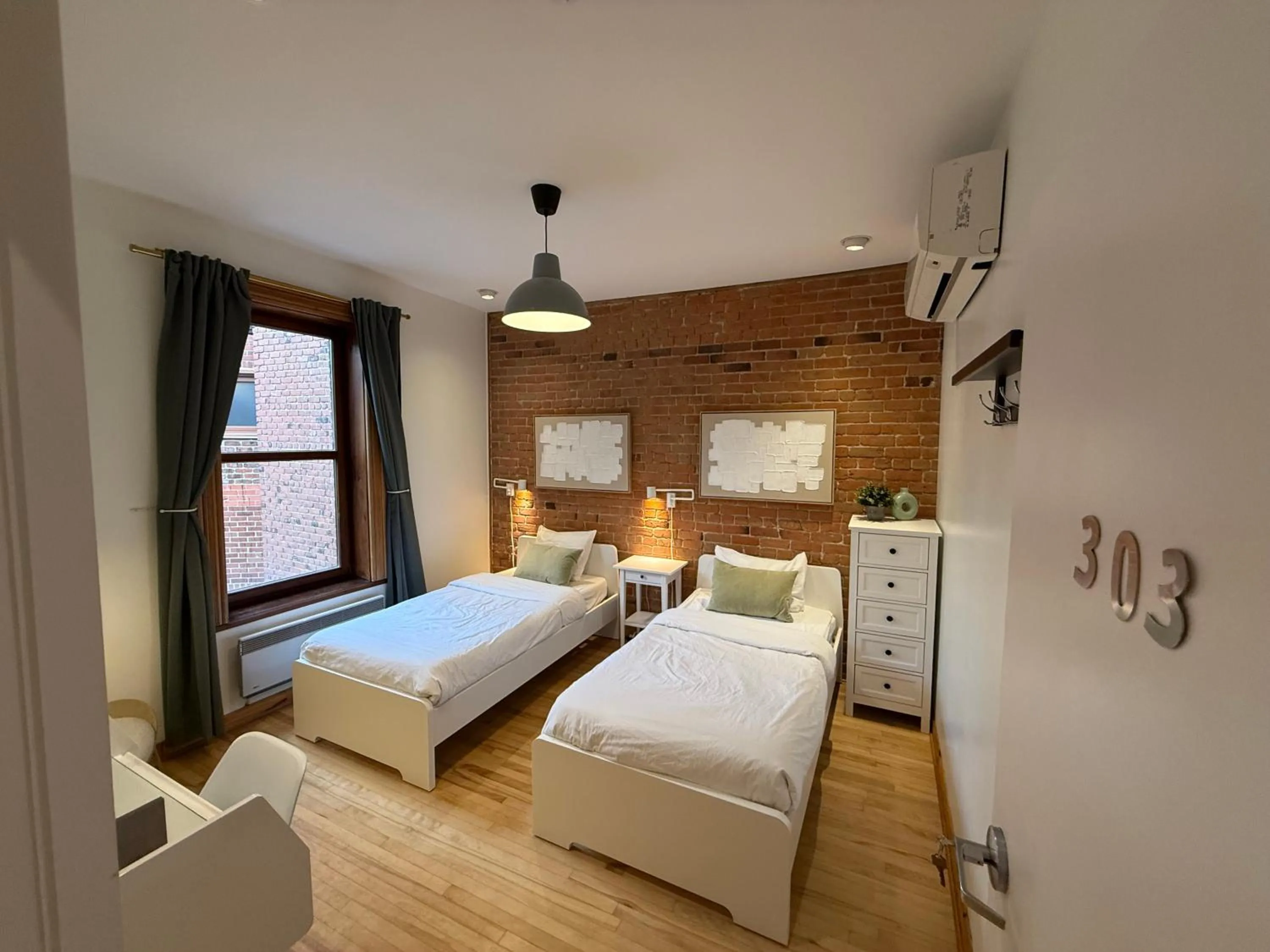 Twin Room with Shared Bathroom in Auberge du Plateau