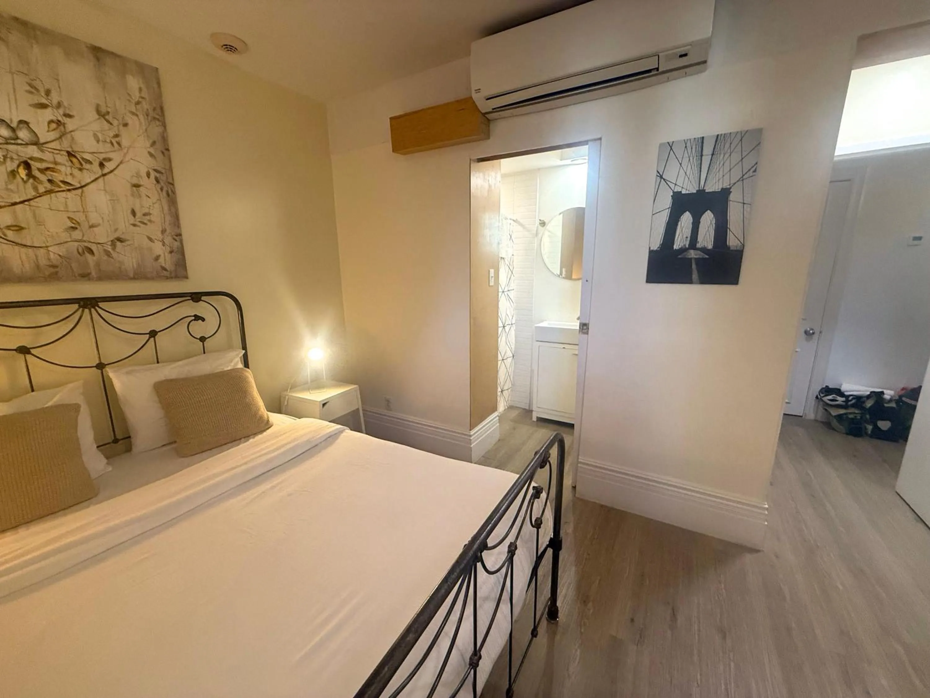 Photo of the whole room, Bed in Auberge du Plateau