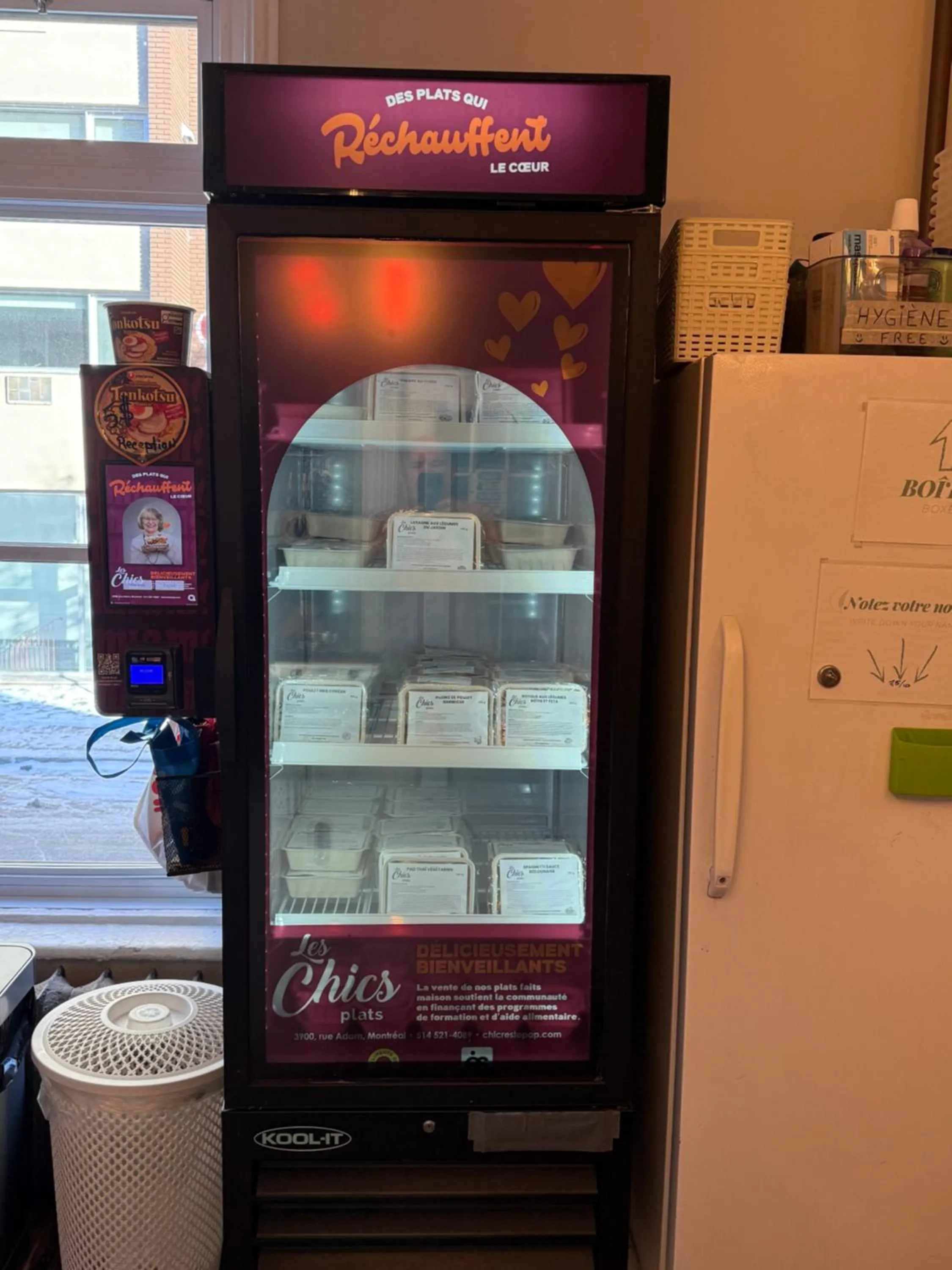 Communal kitchen in Auberge du Plateau