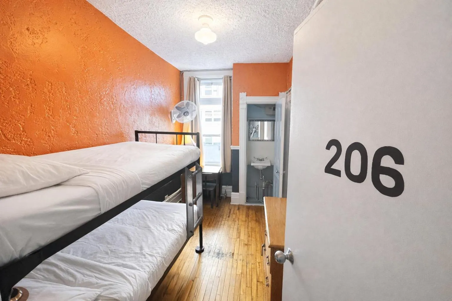 Photo of the whole room, Bed in Auberge du Plateau