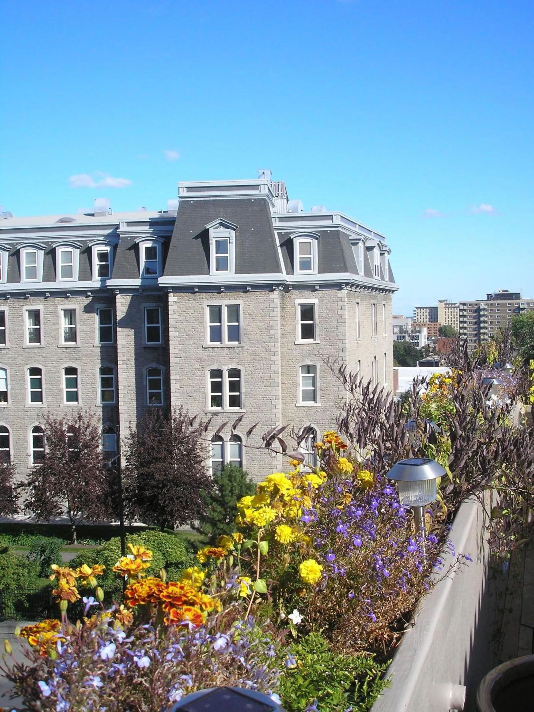 Facade/entrance in Auberge du Plateau