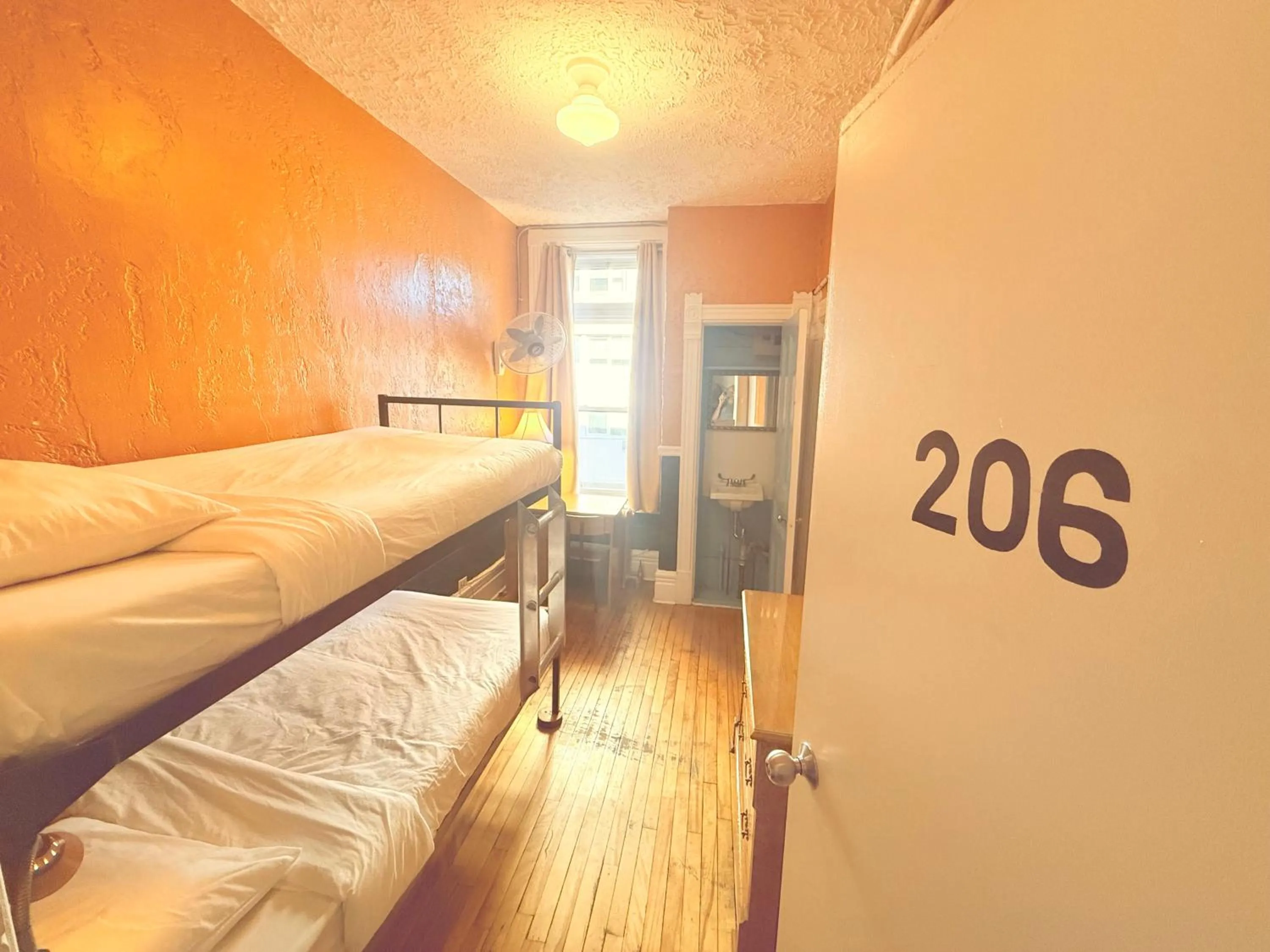 Small Double Room with Bunk Bed in Auberge du Plateau