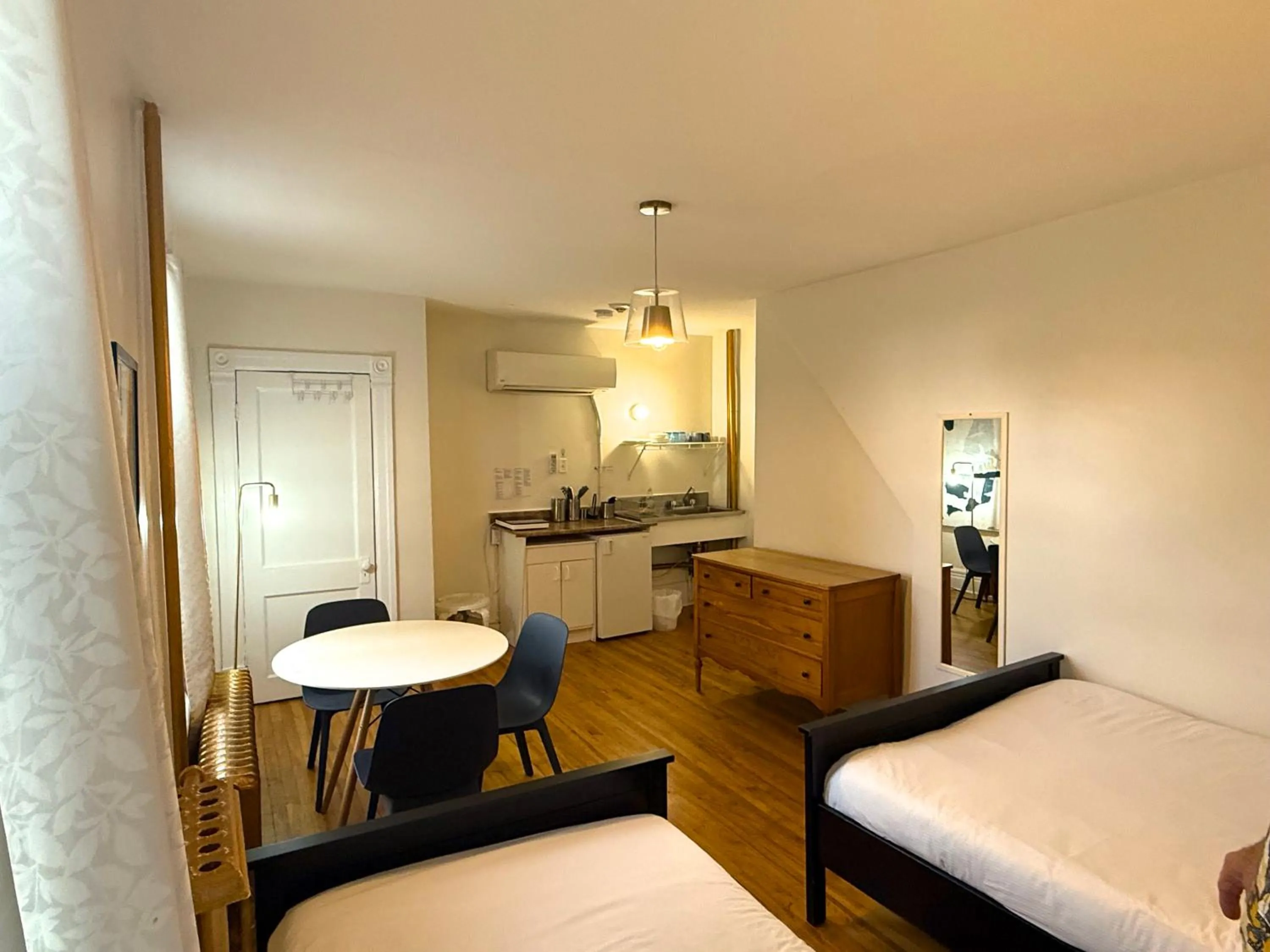 Photo of the whole room, Bed in Auberge du Plateau