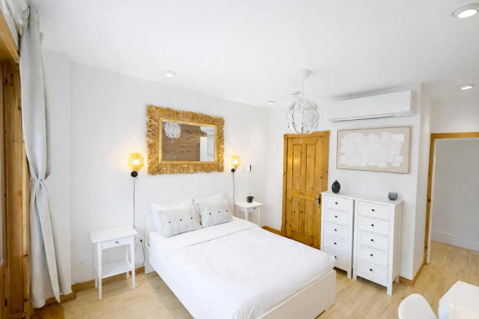 Photo of the whole room, Bed in Auberge du Plateau