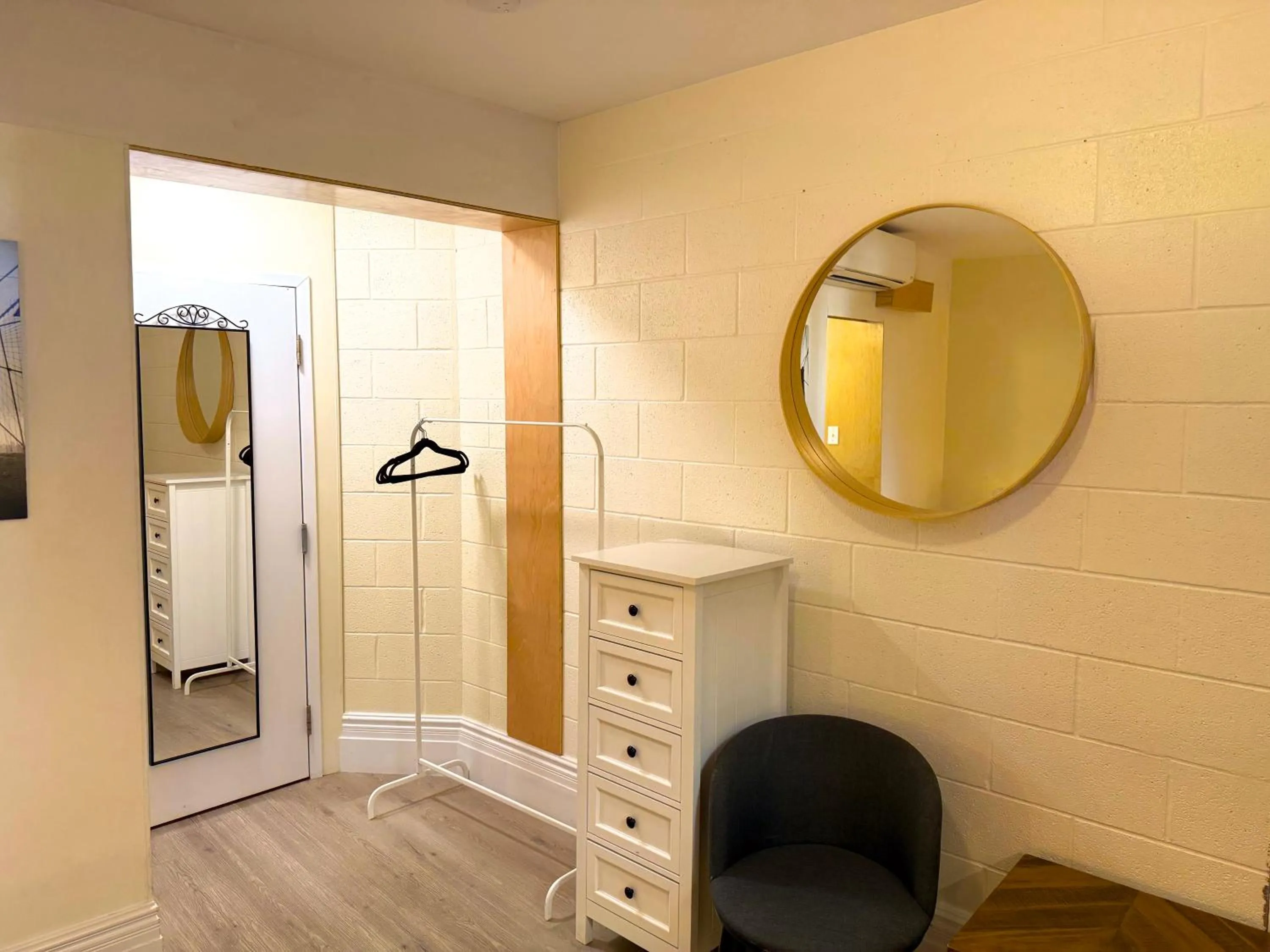 wardrobe in Auberge du Plateau