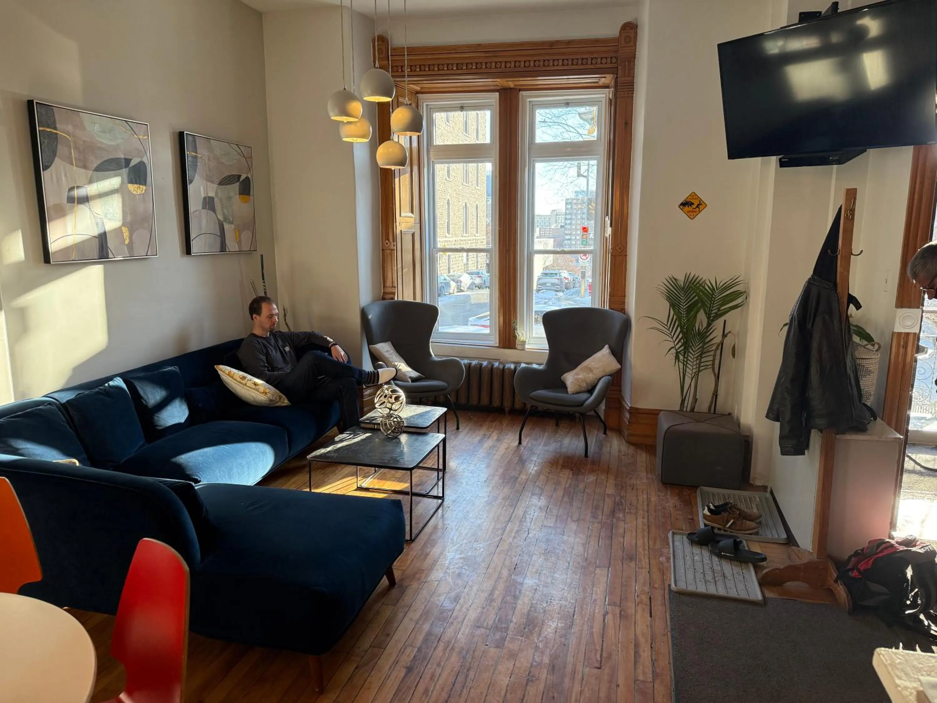 Communal lounge/ TV room in Auberge du Plateau