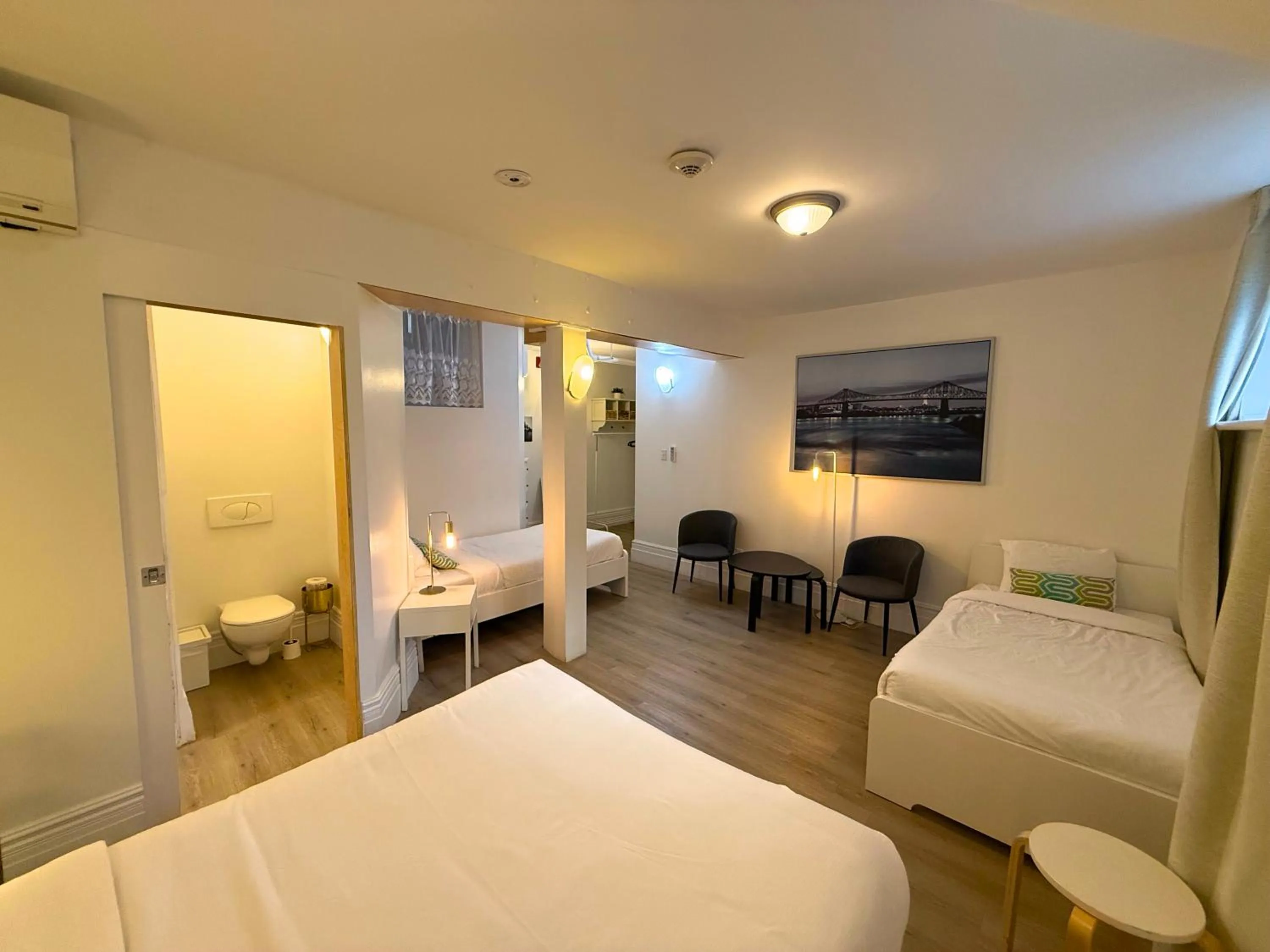 Photo of the whole room, Bed in Auberge du Plateau