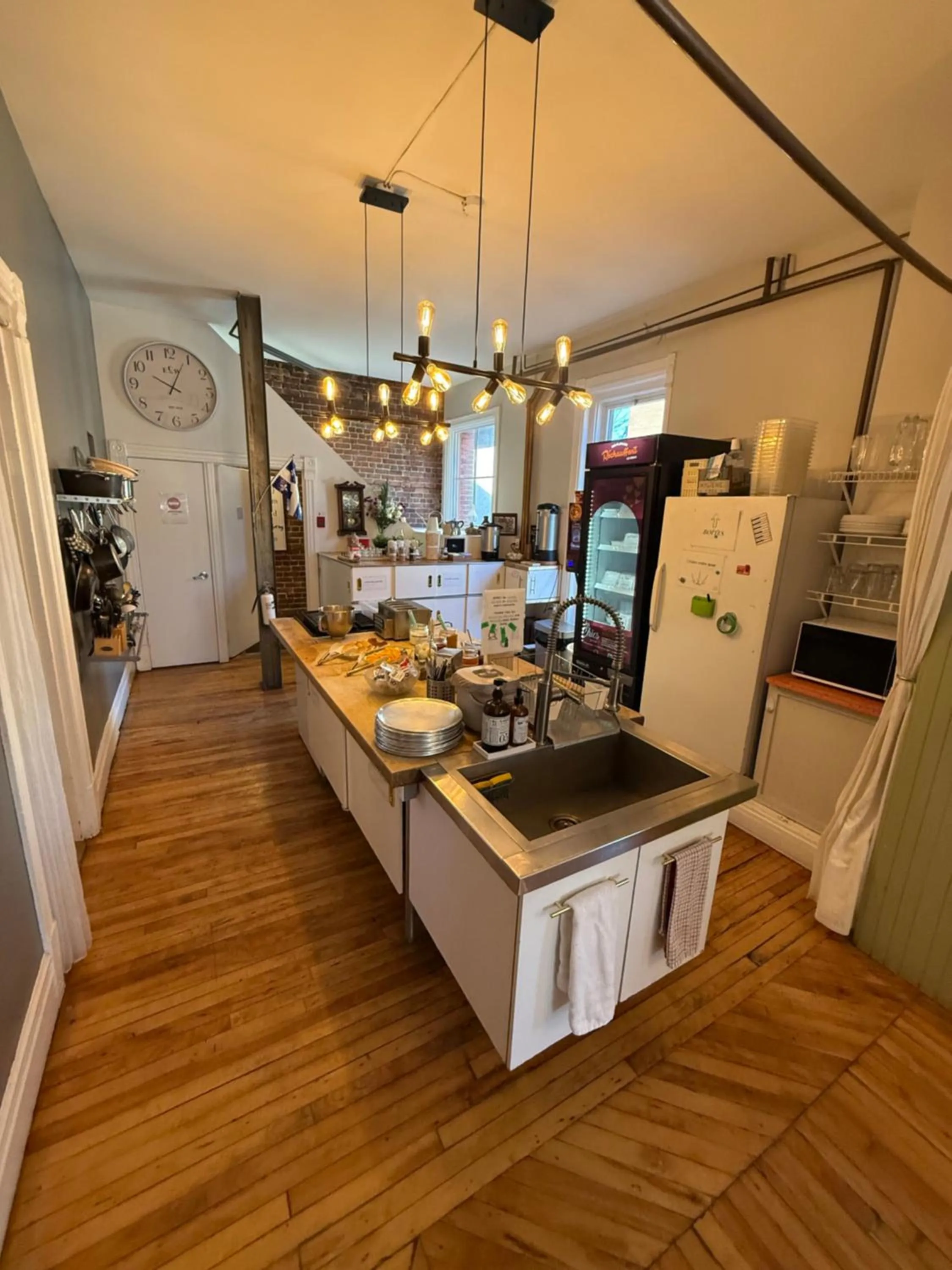 Communal kitchen in Auberge du Plateau