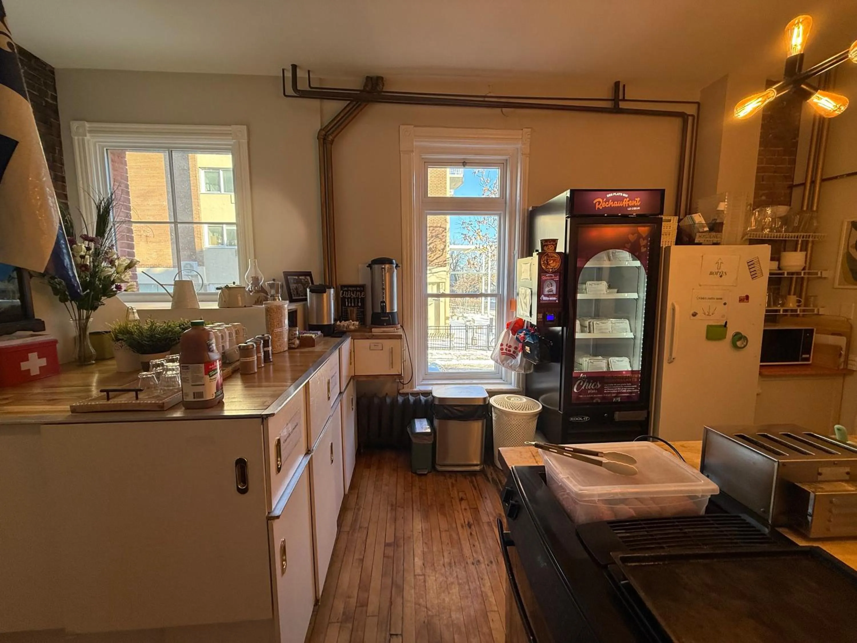 Communal kitchen in Auberge du Plateau