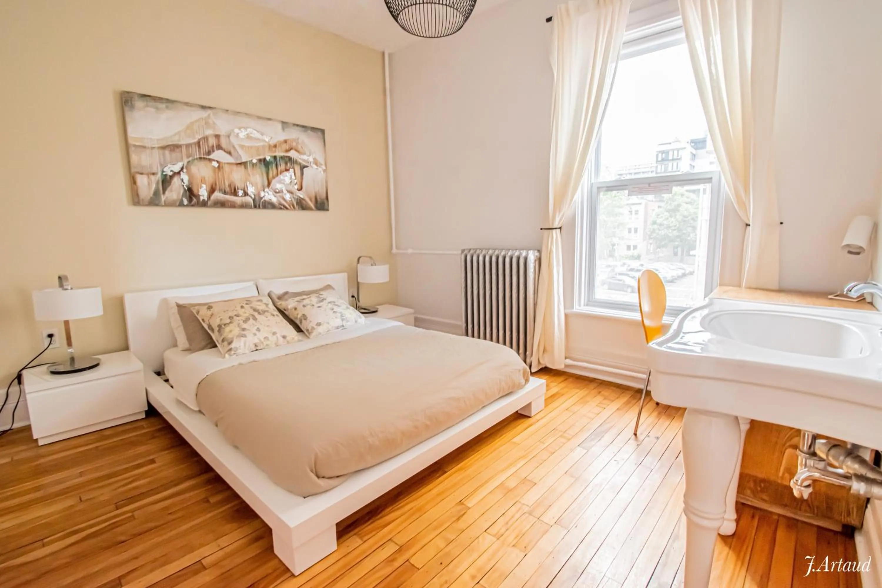 Photo of the whole room, Bed in Auberge du Plateau