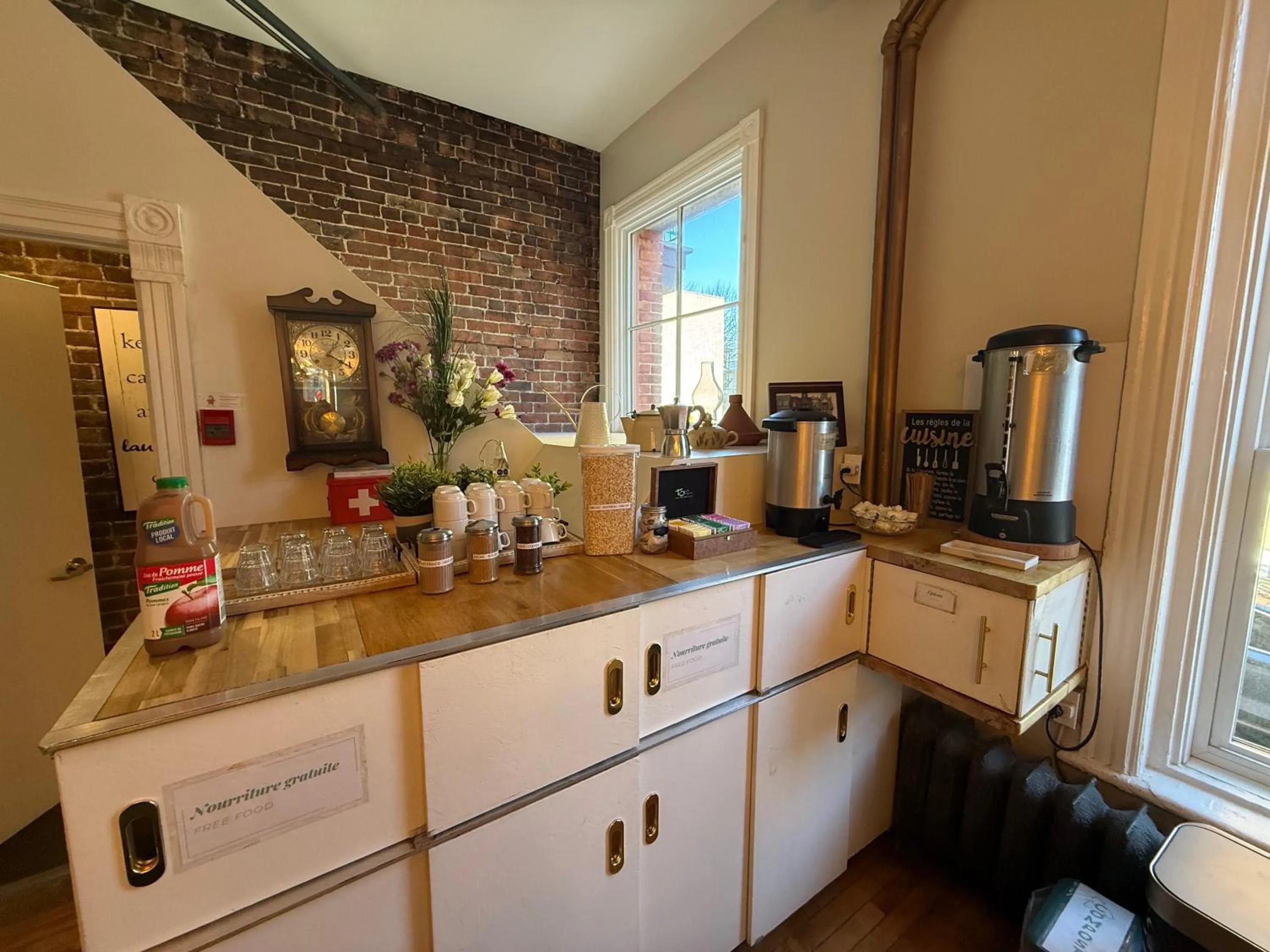 Communal kitchen in Auberge du Plateau