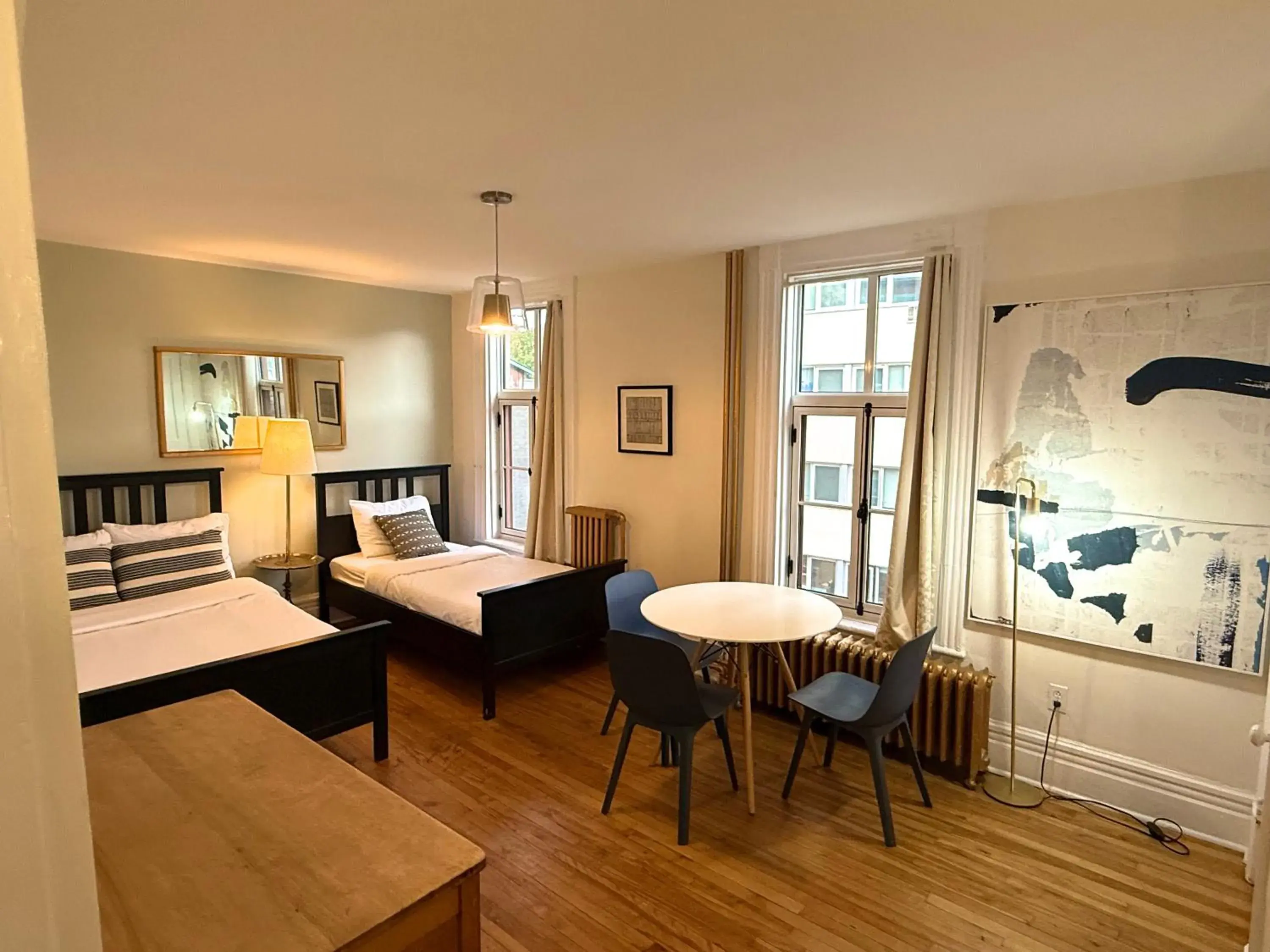 Budget Studio with Shared Bathroom in Auberge du Plateau Budget Studio with Shared Bathroom in Auberge du Plateau