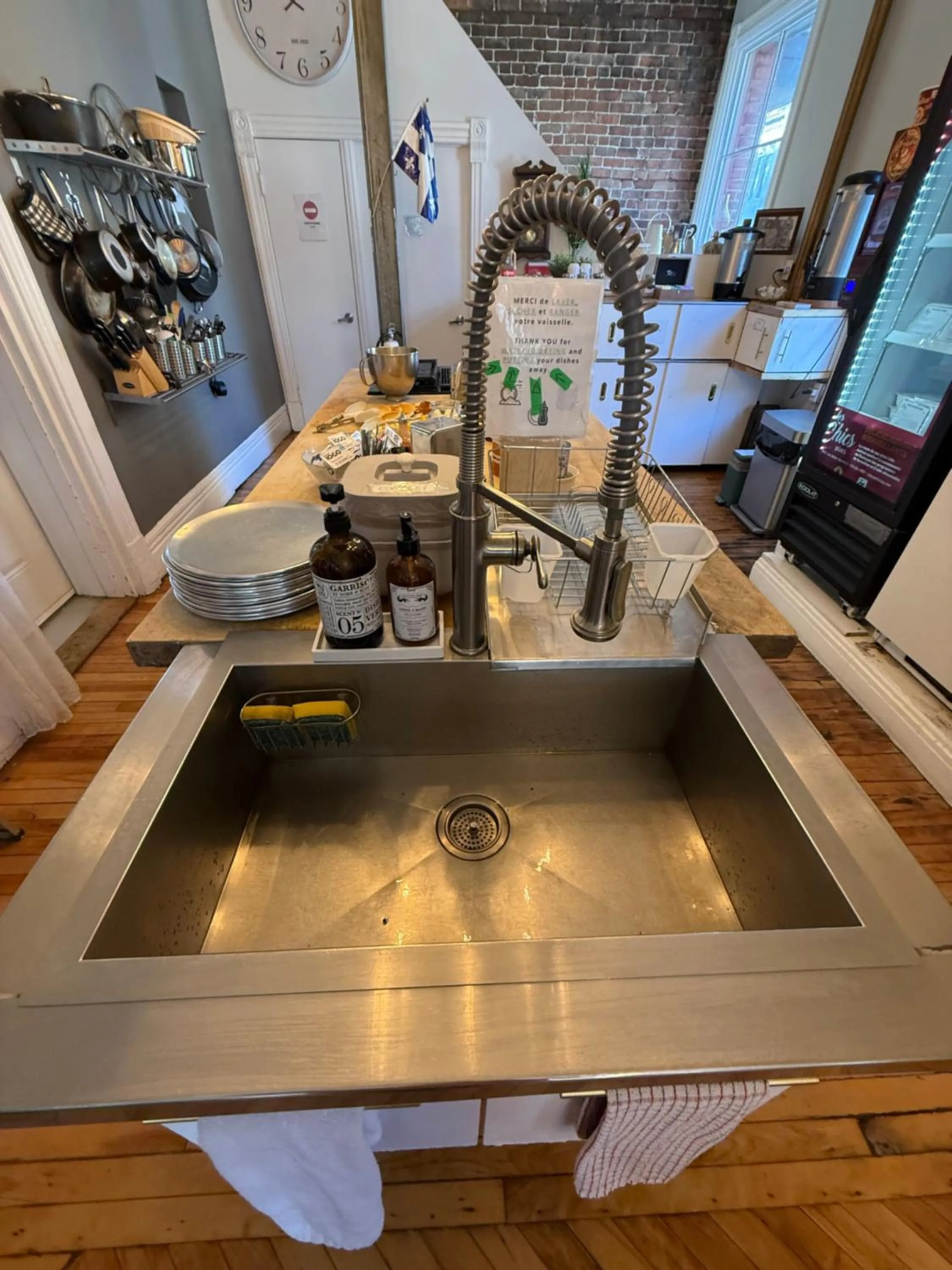 Communal kitchen in Auberge du Plateau