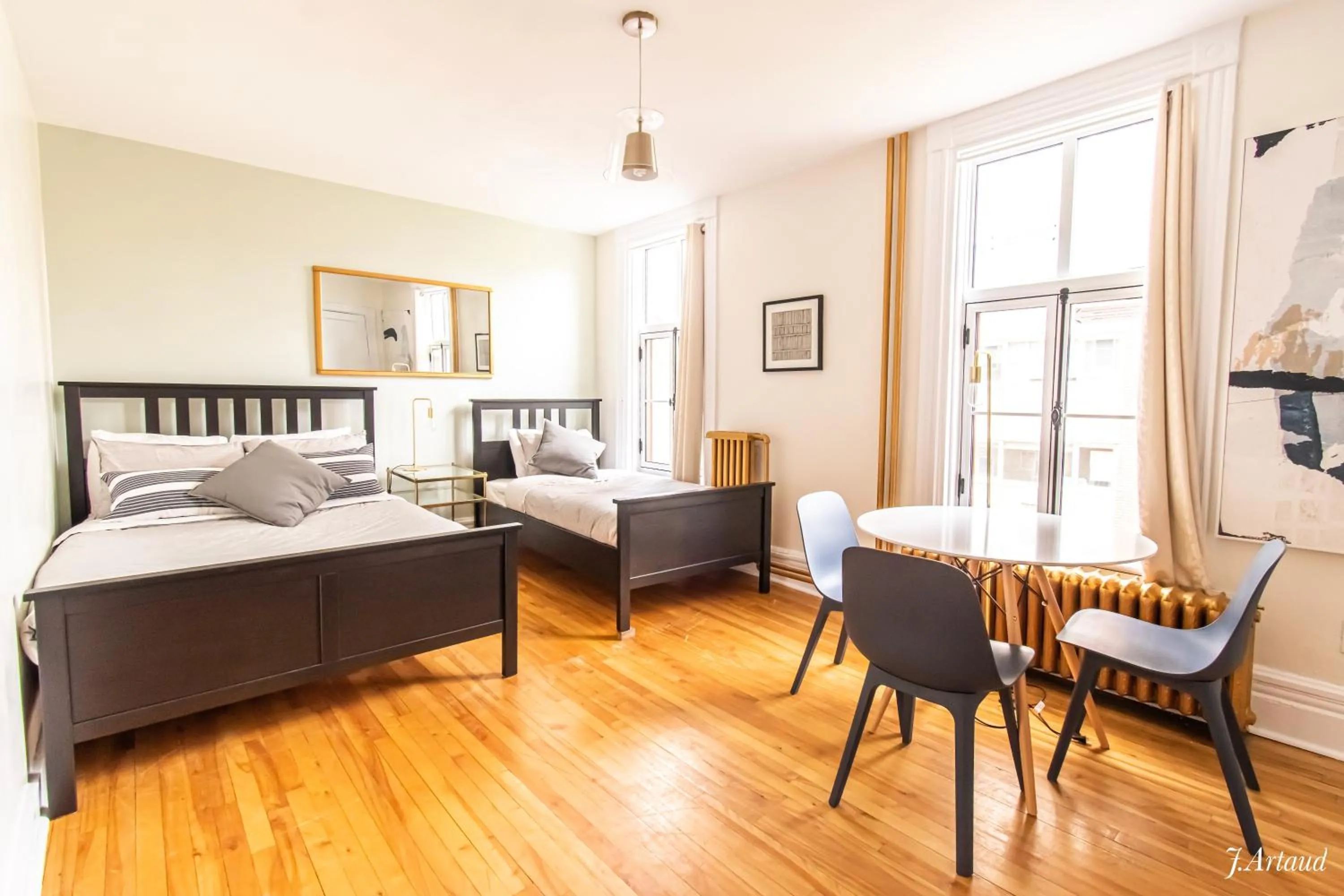 Budget Studio with Shared Bathroom in Auberge du Plateau