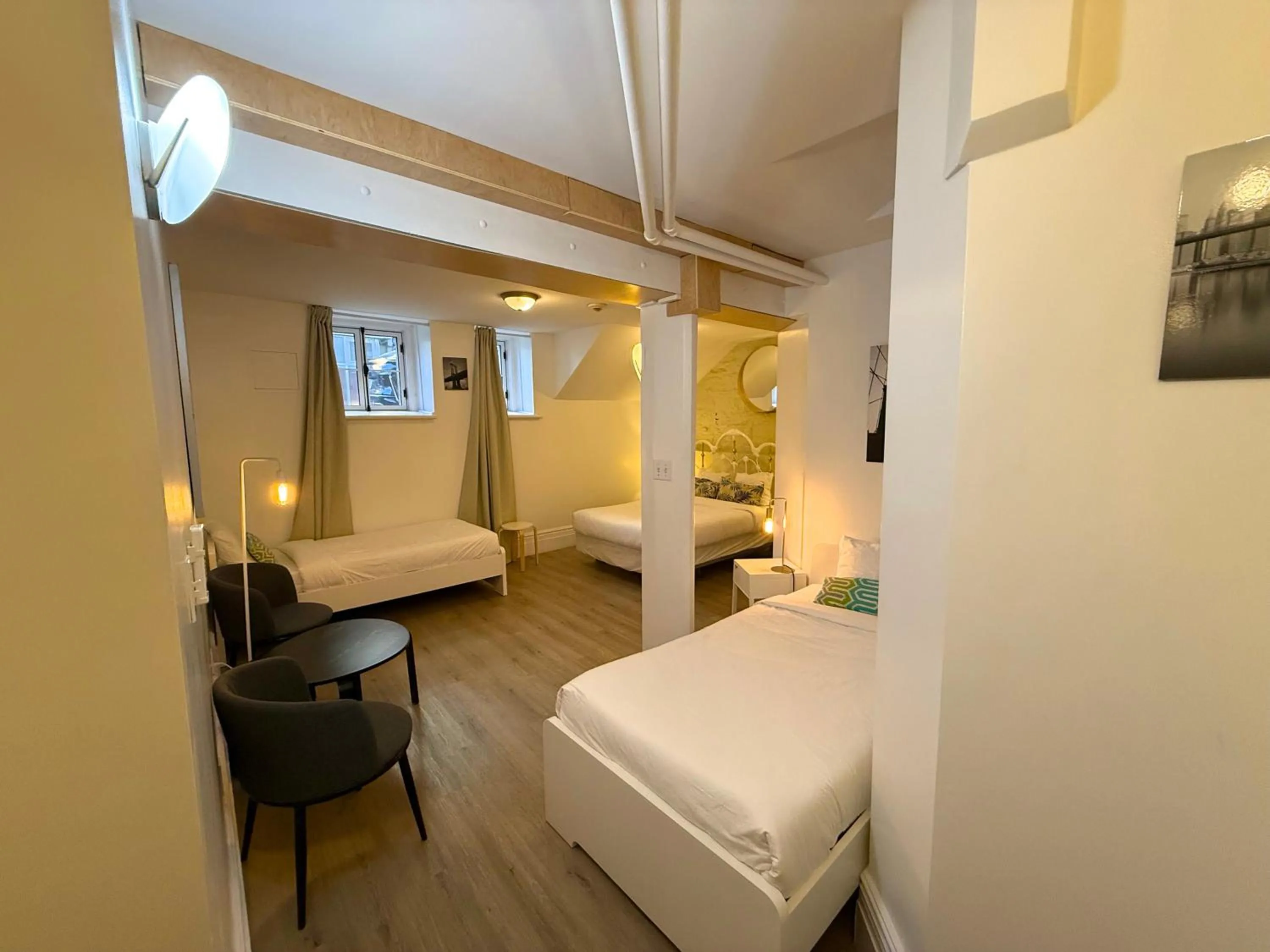 Photo of the whole room, Bed in Auberge du Plateau