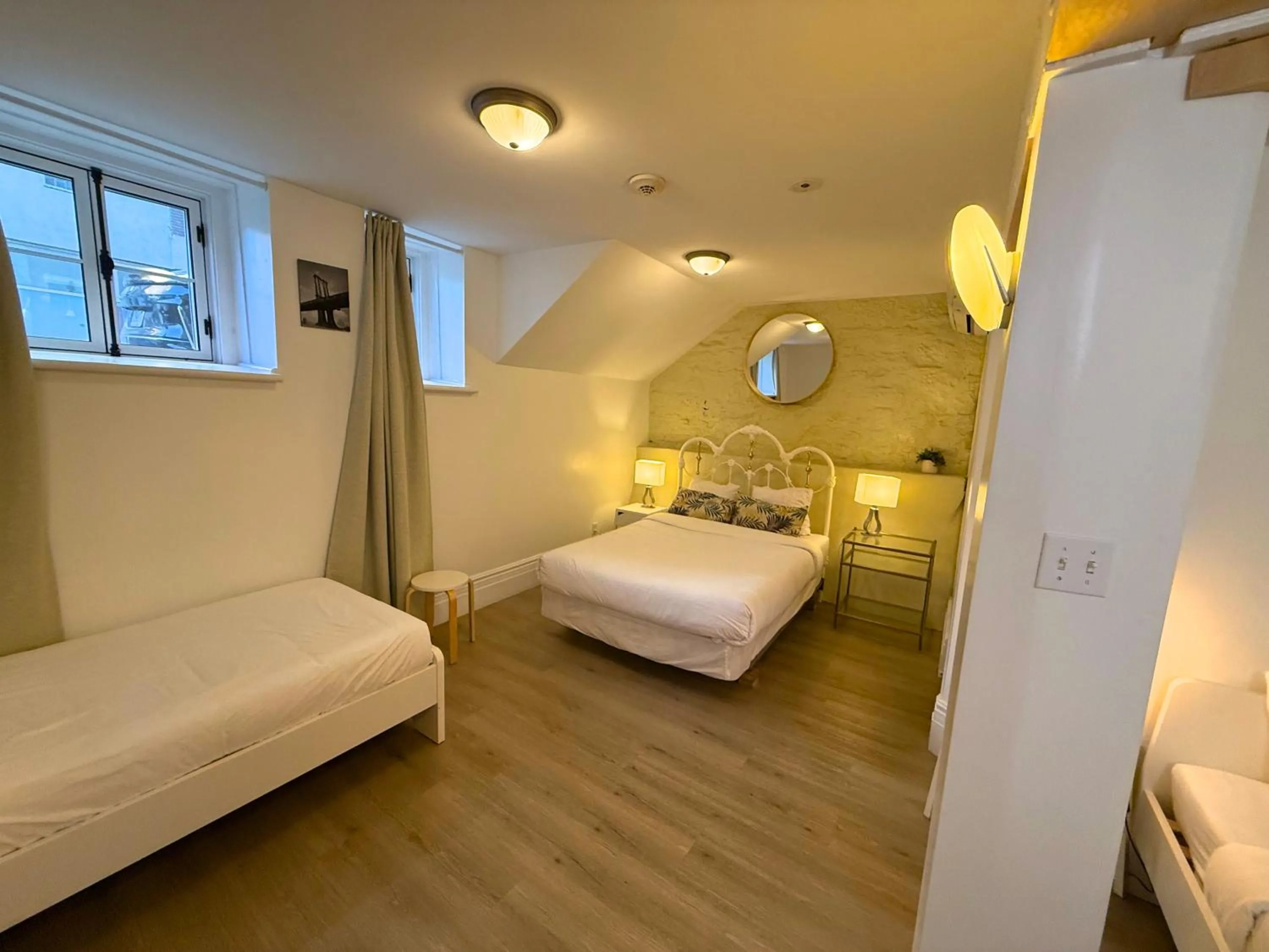 Photo of the whole room, Bed in Auberge du Plateau