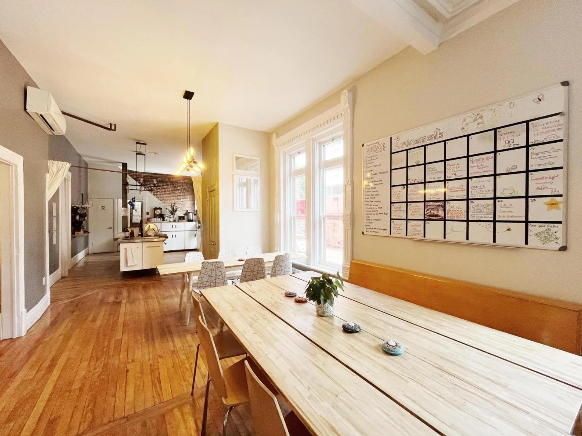 Communal lounge/ TV room in Auberge du Plateau